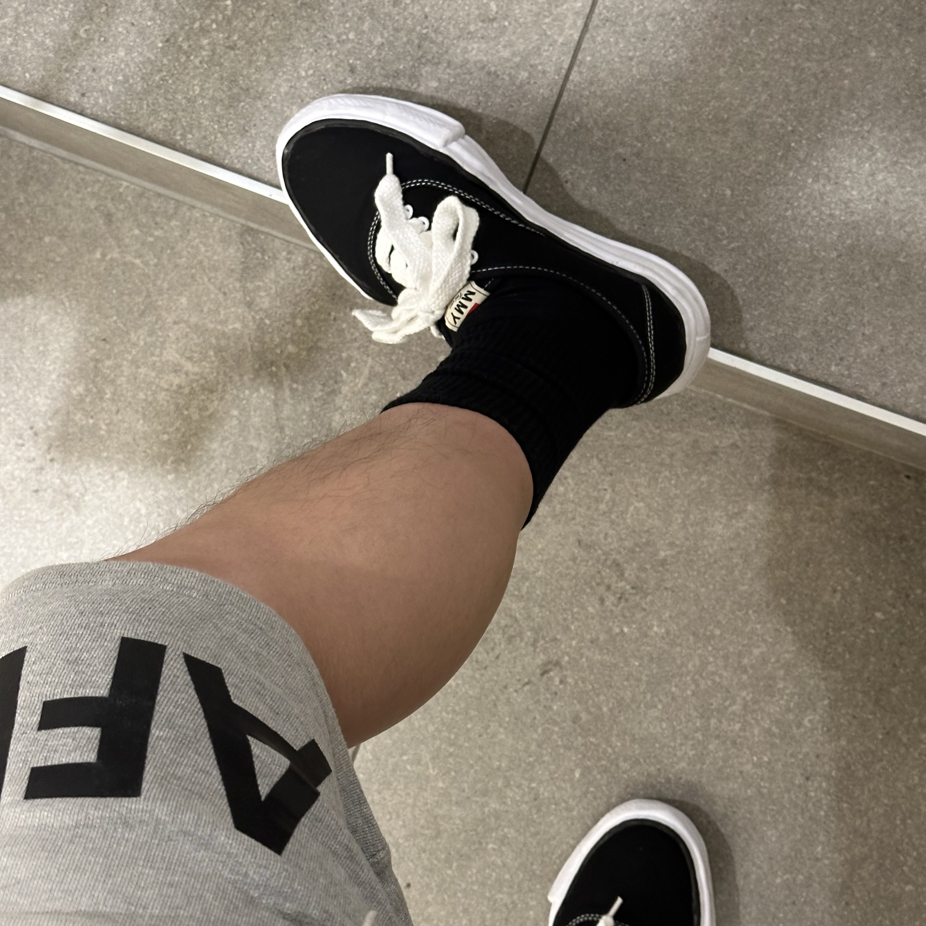 Maison Mihara Yasuhiro Baker OG Sole Canvas Low Cut Sneakers Black 착용 스타일 - 2