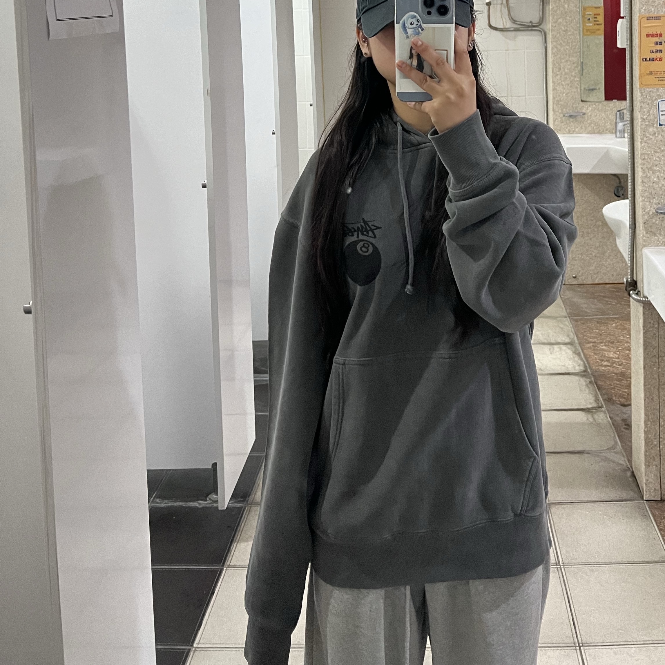 Stussy 8 Ball Hoodie Pigment Dyed Black 착용 스타일