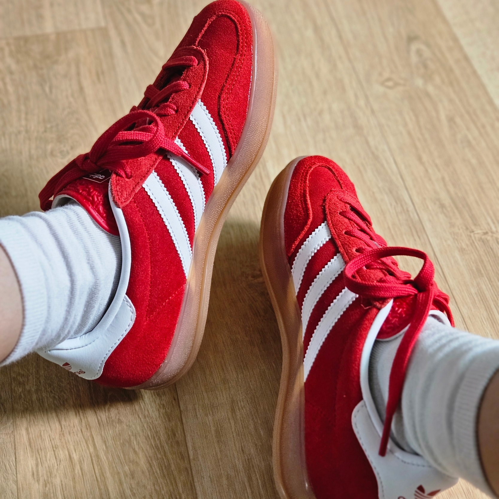 Adidas Gazelle Indoor Better Scarlet Cloud White 착용 스타일 - 2