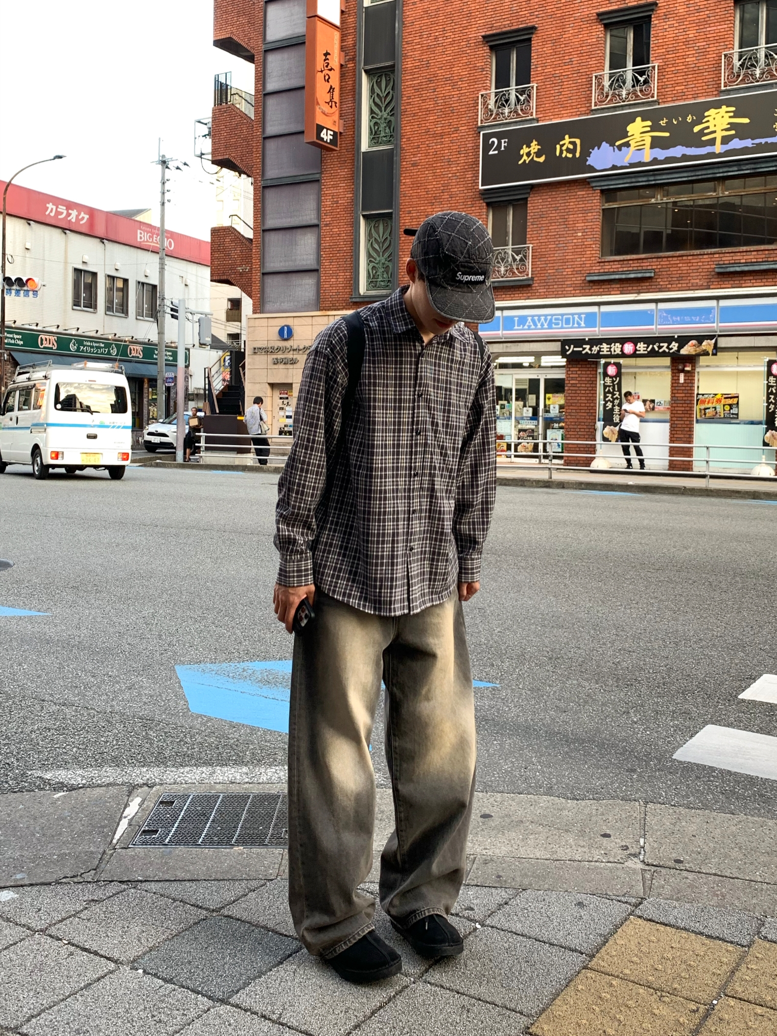Clarks Wallabee Black Suede, Supreme Punched Denim Camp Cap Black - 23FW 착용 스타일 - 1