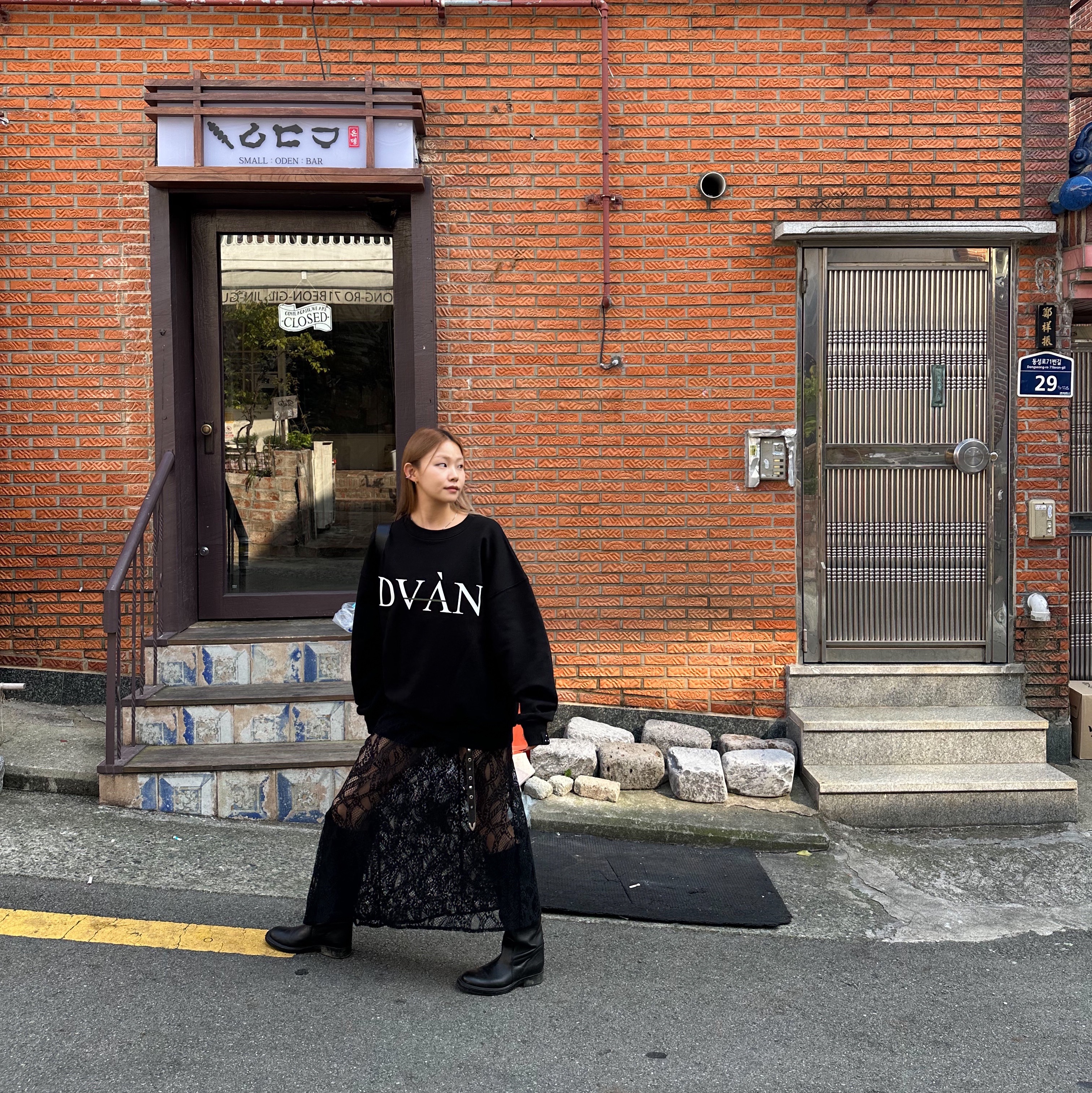 DVAN A Vine Flower Sweatshirt Black 착용 스타일 - 1
