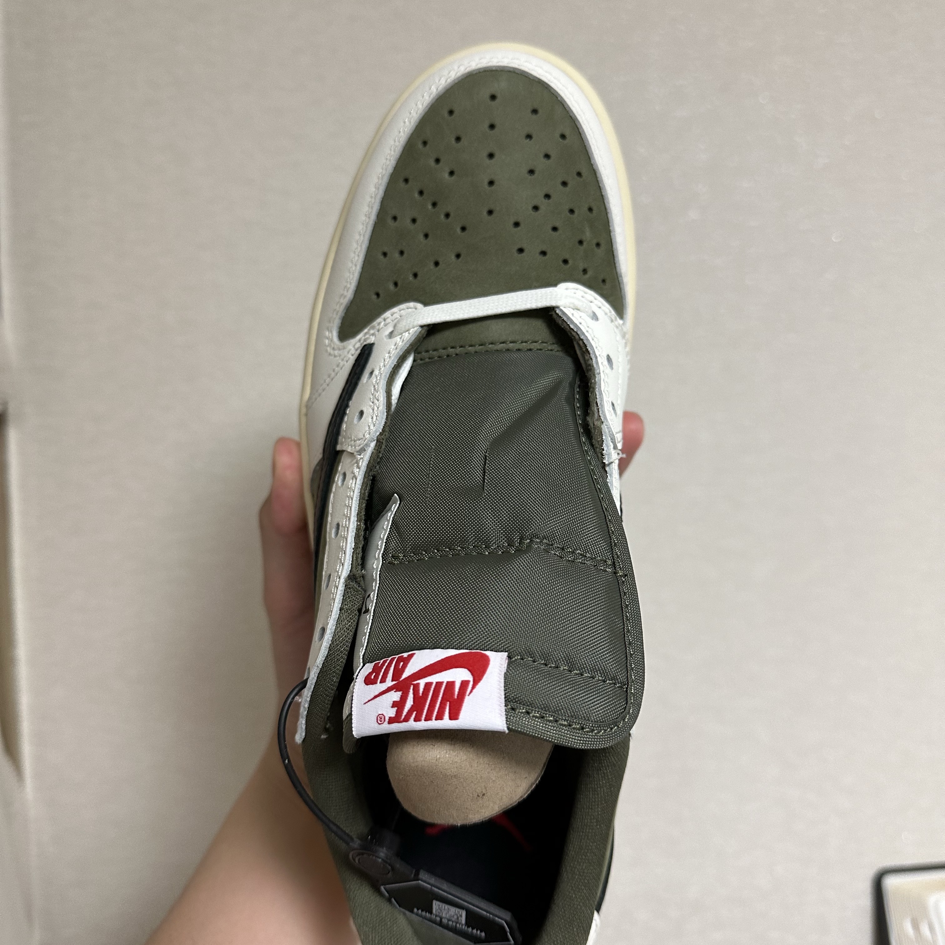 Jordan 1 x Travis Scott Retro Low OG SP Reverse Olive 착용 스타일 - 4