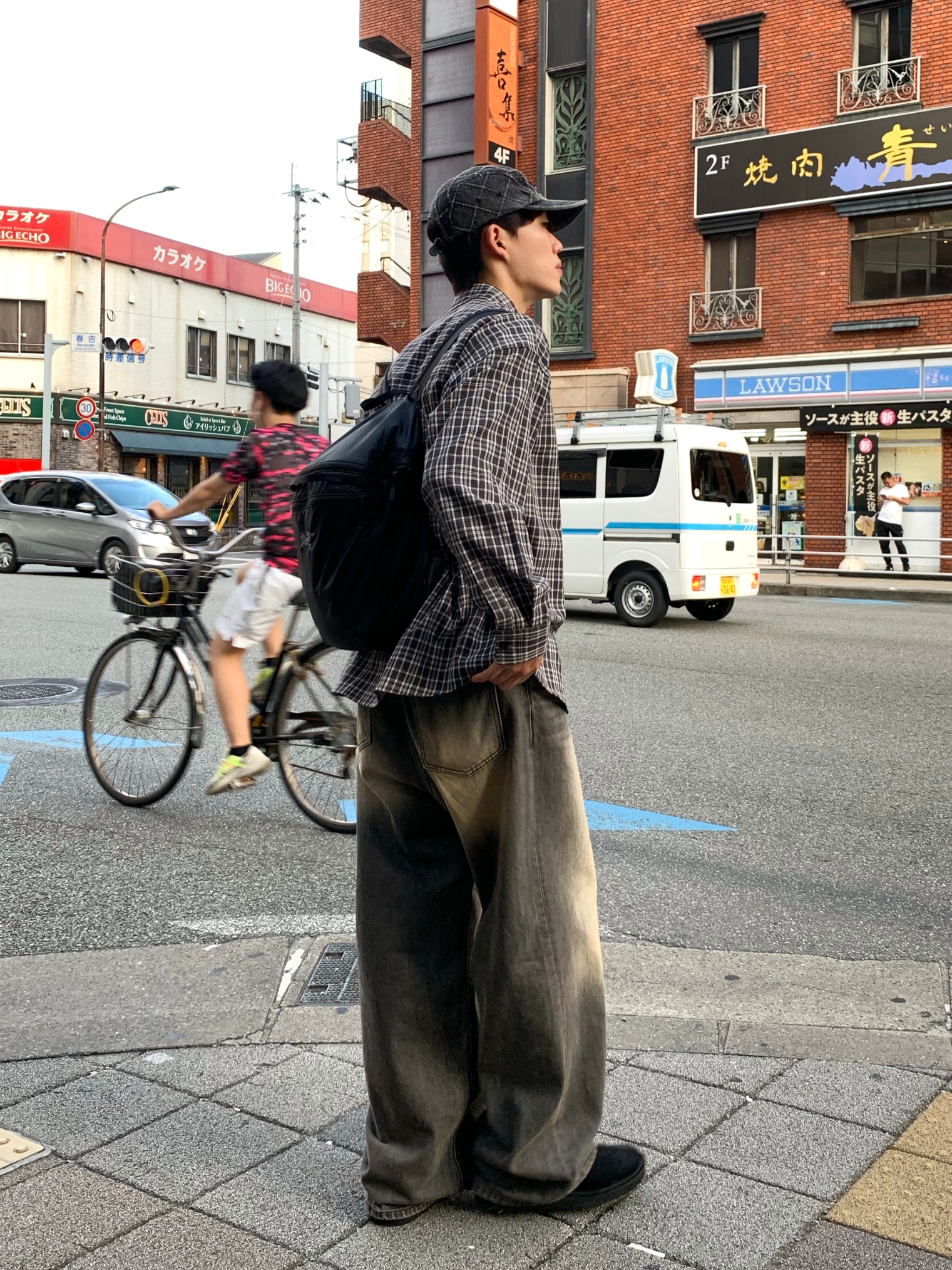 Clarks Wallabee Black Suede, Supreme Punched Denim Camp Cap Black - 23FW 착용 스타일 - 2