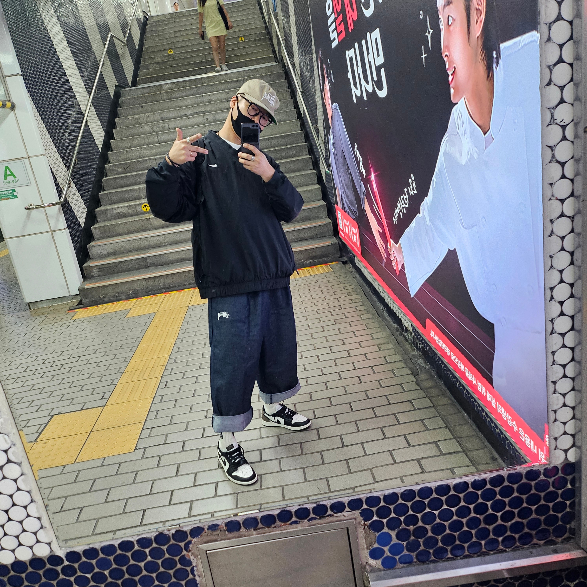 Stussy Basic Strapback Cap Khaki, Nike Solo Swoosh Windshirt Black White - US/EU 착용 스타일 - 2