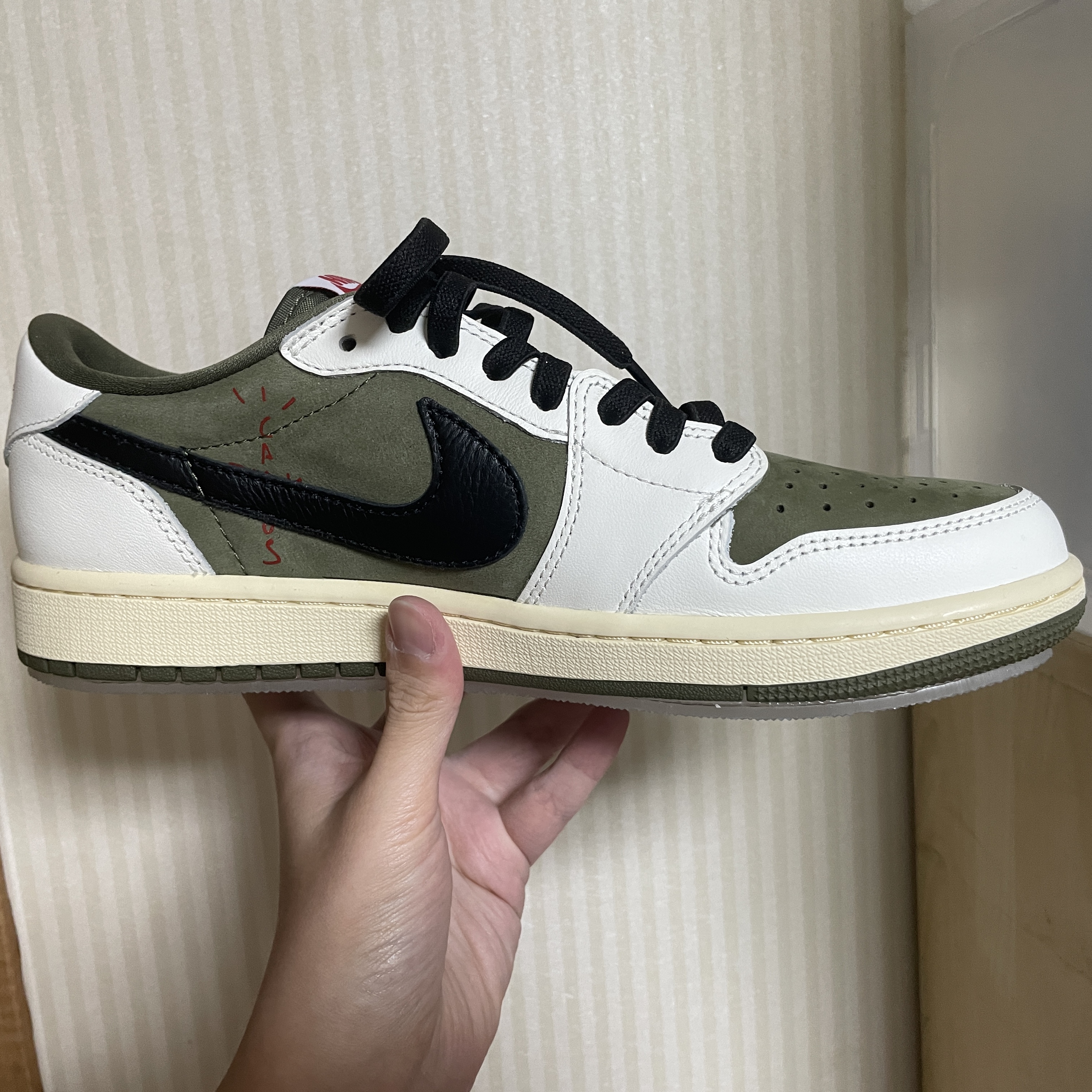 Jordan 1 x Travis Scott Retro Low OG SP Reverse Olive 착용 스타일 - 2