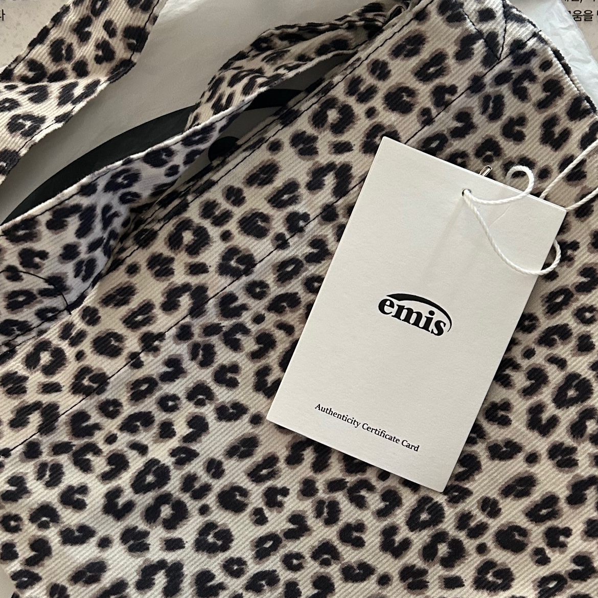Emis Leopard Corduroy Eco Bag Cream 착용 스타일