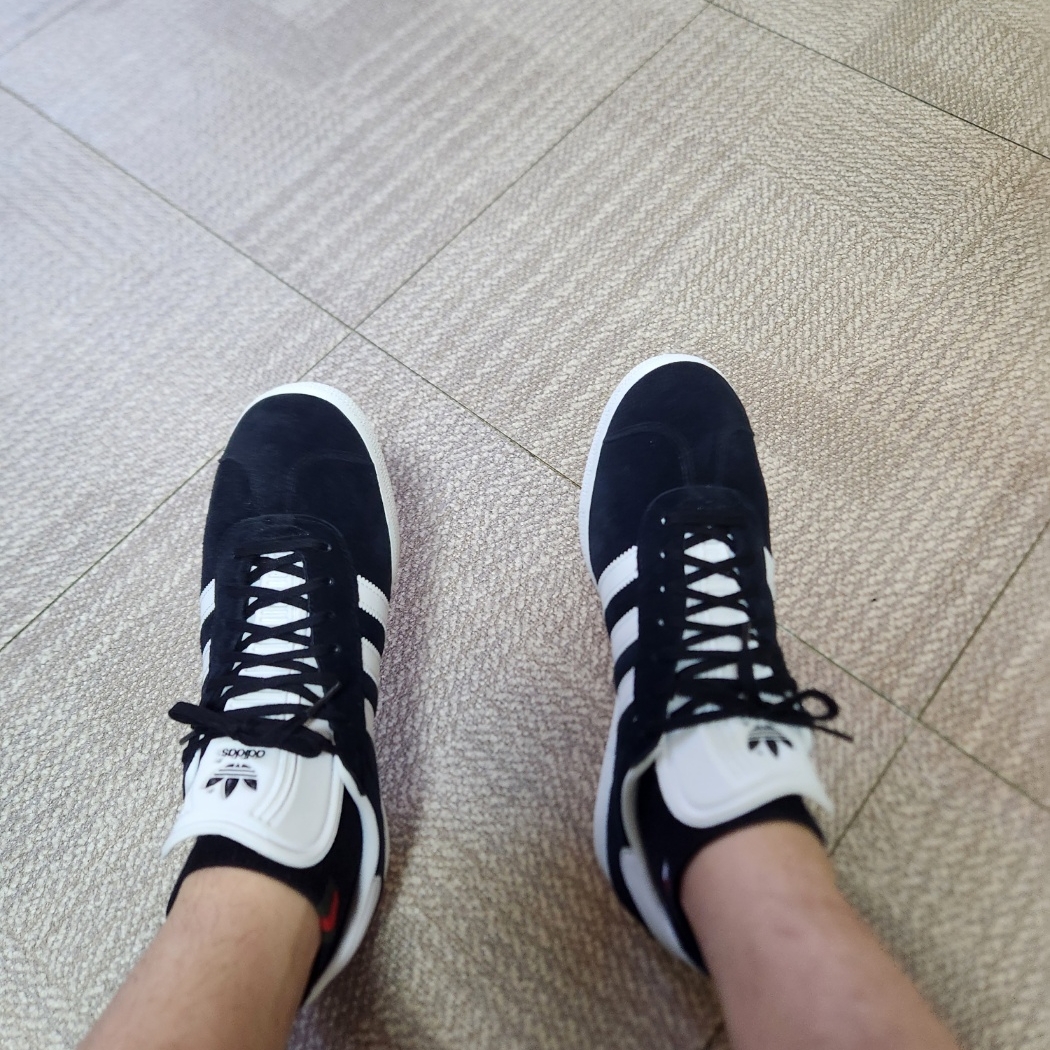 Adidas Gazelle Core Black White 착용 스타일