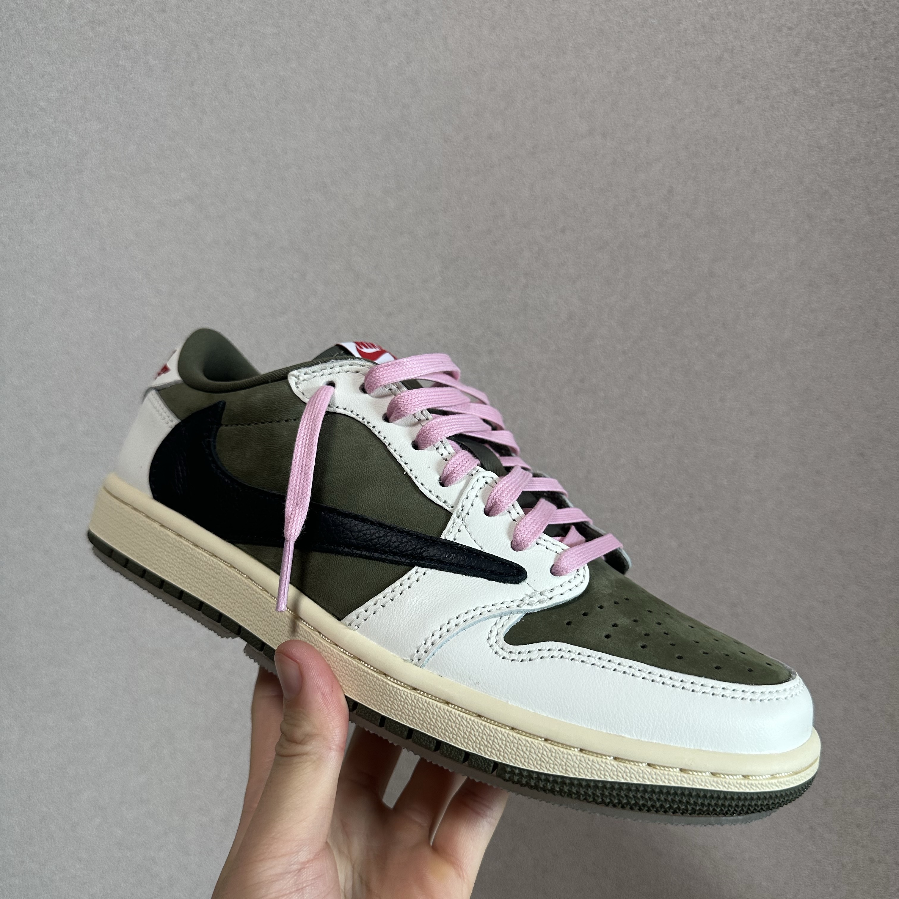 Jordan 1 x Travis Scott Retro Low OG SP Reverse Olive 착용 스타일 - 2
