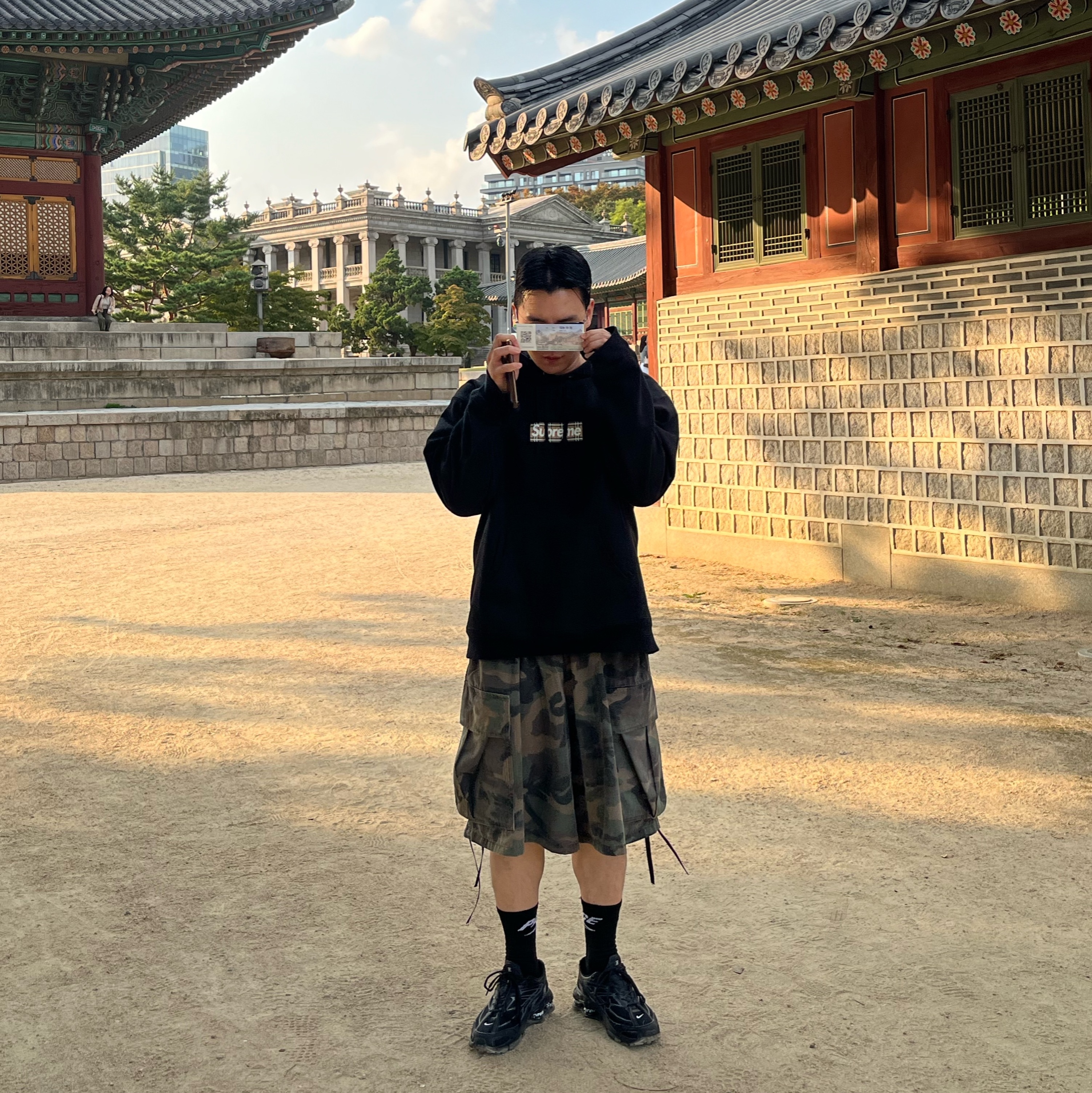 Supreme x Burberry Box Logo Hooded Sweatshirt Black - 22SS, Palace x Umbro Socks Black - 24SS 착용 스타일 - 3