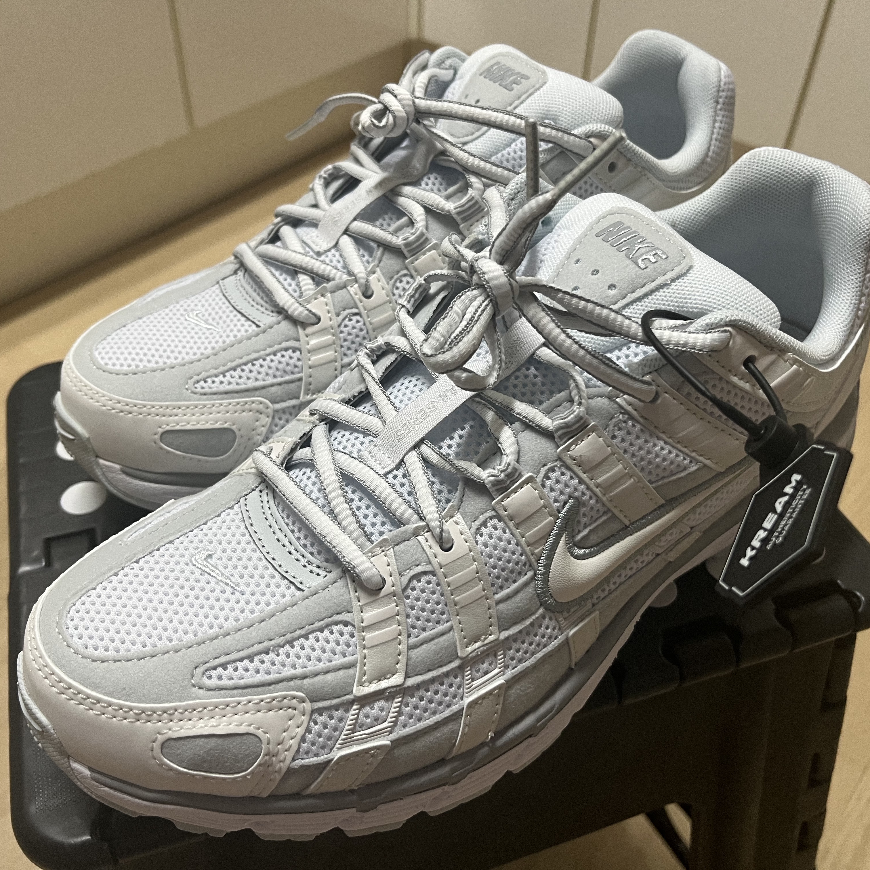 (W) Nike P-6000 Metallic Summit White 착용 스타일 - 1