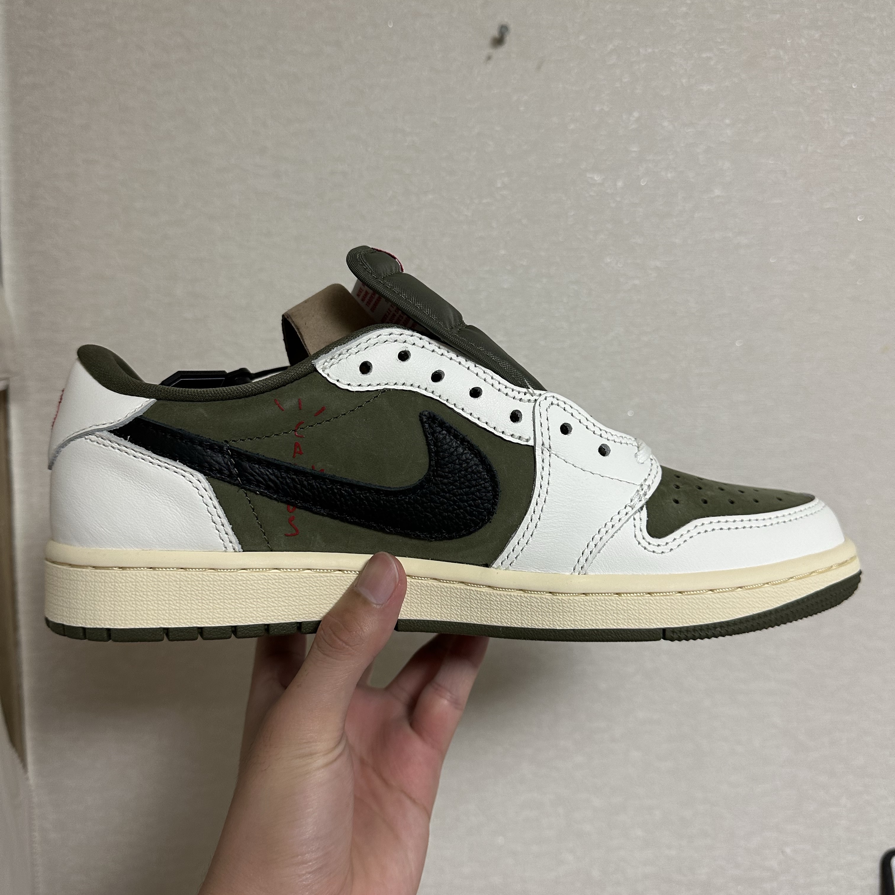 Jordan 1 x Travis Scott Retro Low OG SP Reverse Olive 착용 스타일 - 2