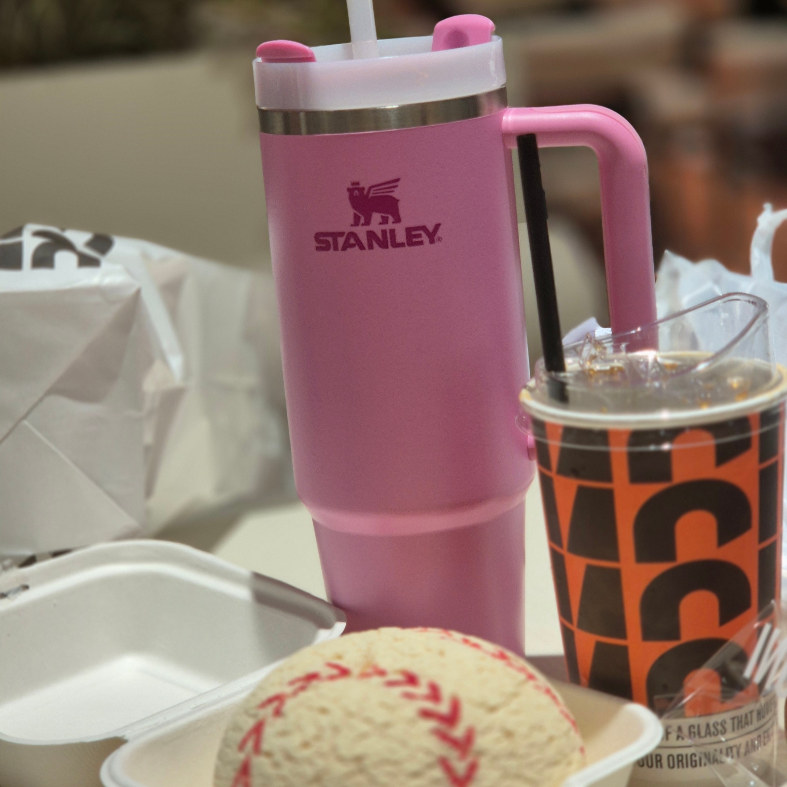 Starbucks Buddy Black Stanley Quencher Tumbler 887ml 착용 스타일