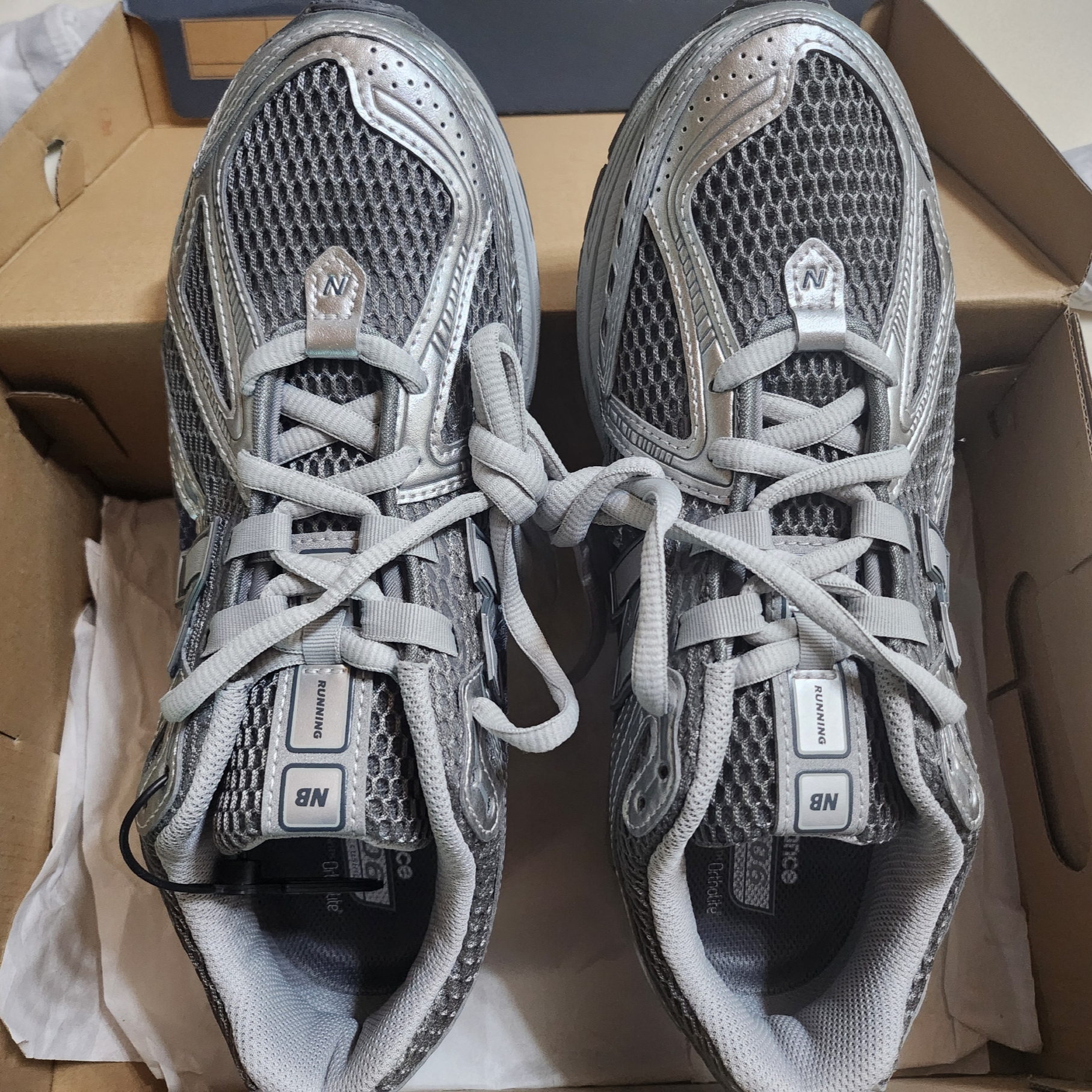 New Balance 1906R Harbor Grey Silver Metalic 착용 스타일 - 1