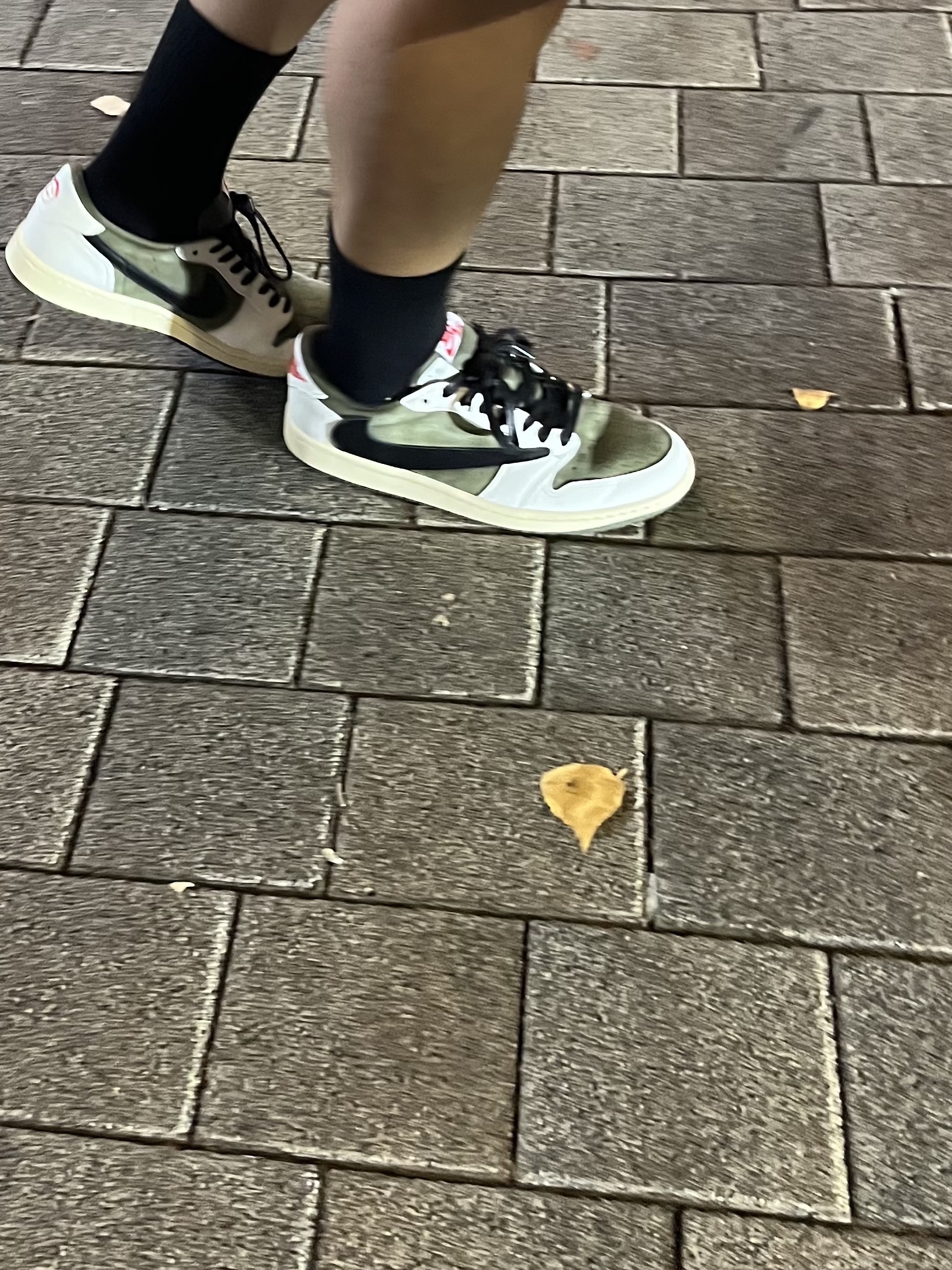 Jordan 1 x Travis Scott Retro Low OG SP Reverse Olive 착용 스타일 - 1