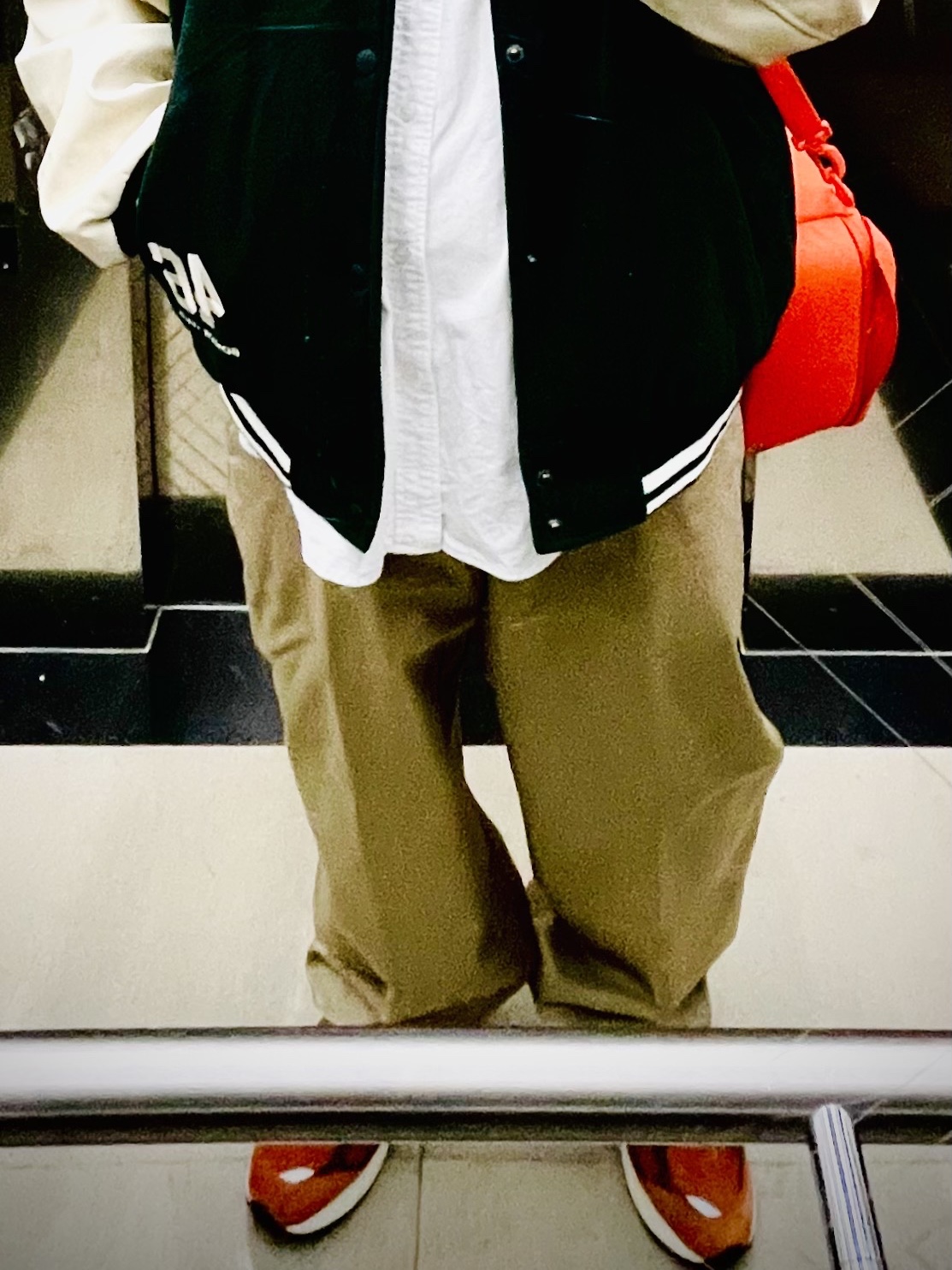 Covernat Semi Wide Chino Pants Beige, New Balance 2002R Rust Oxide 착용 스타일