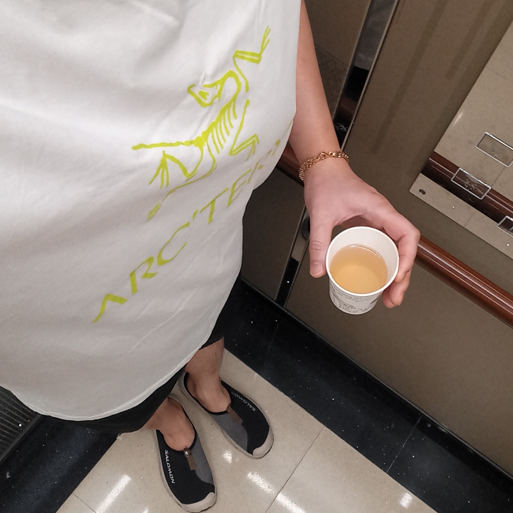 Arc'teryx Arc'word Logo SS T-Shirt White Light, Salomon RX Slide 3.0 Black Plum Kitten 착용 스타일 - 4