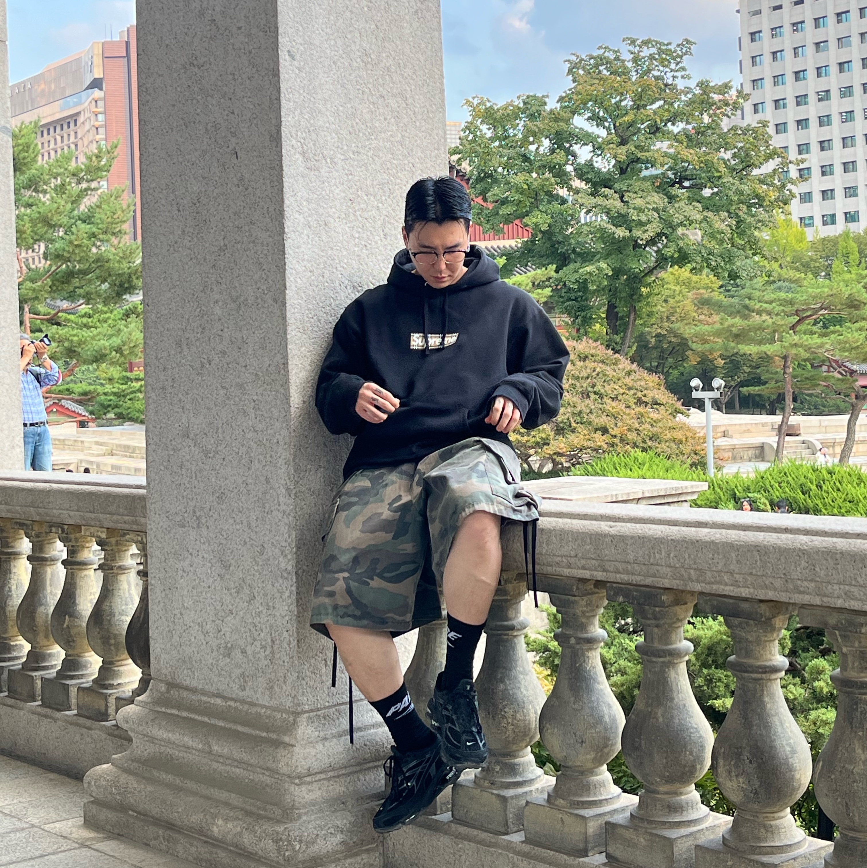 Supreme x Burberry Box Logo Hooded Sweatshirt Black - 22SS, Palace x Umbro Socks Black - 24SS 착용 스타일 - 1