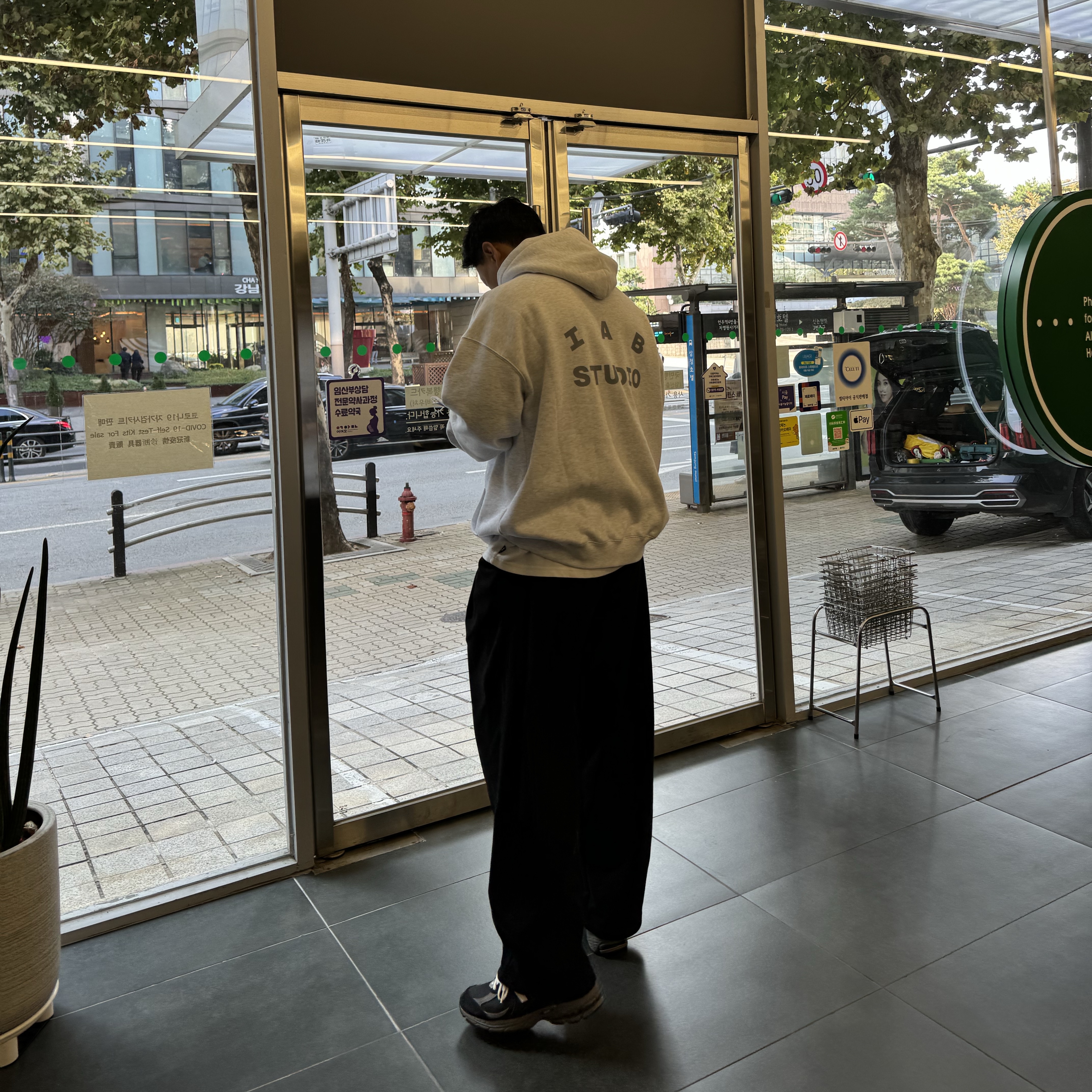 IAB Studio Hoodie Light Gray 착용 스타일 - 3