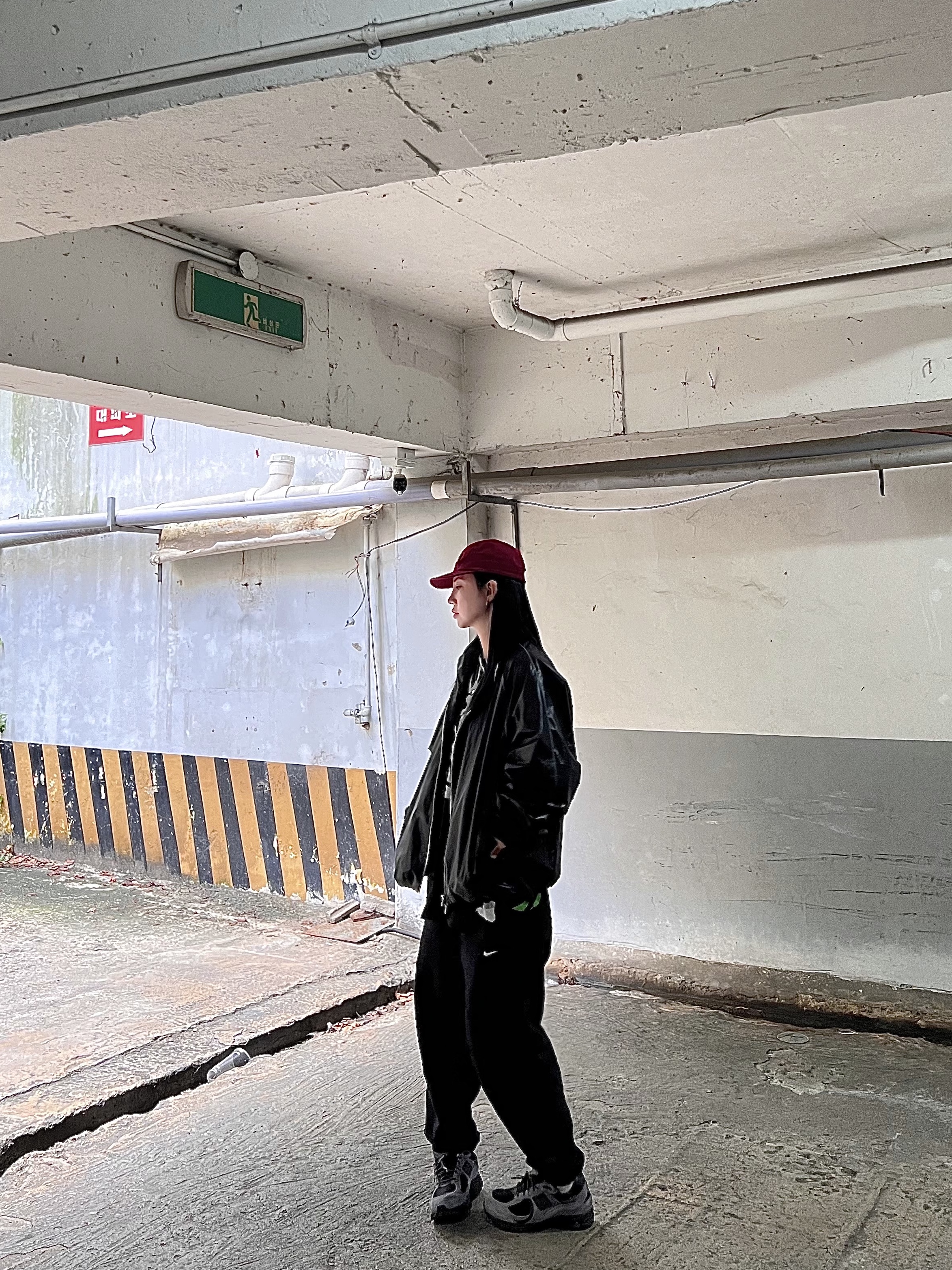 New Balance x JJJJound 2002R Gore-Tex Charcoal, Supreme Washed Chino Twill Camp Cap Cranberry - 24FW 착용 스타일 - 3