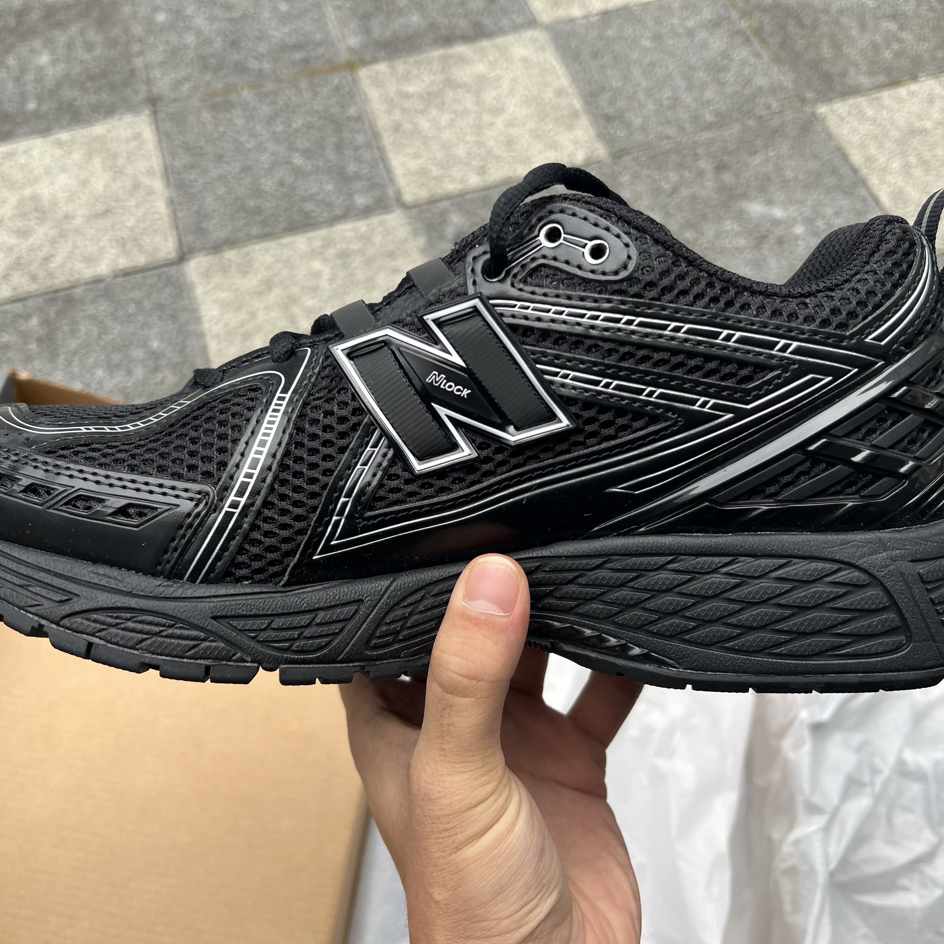 New Balance 1906R Black Silver Metallic 착용 스타일 - 2