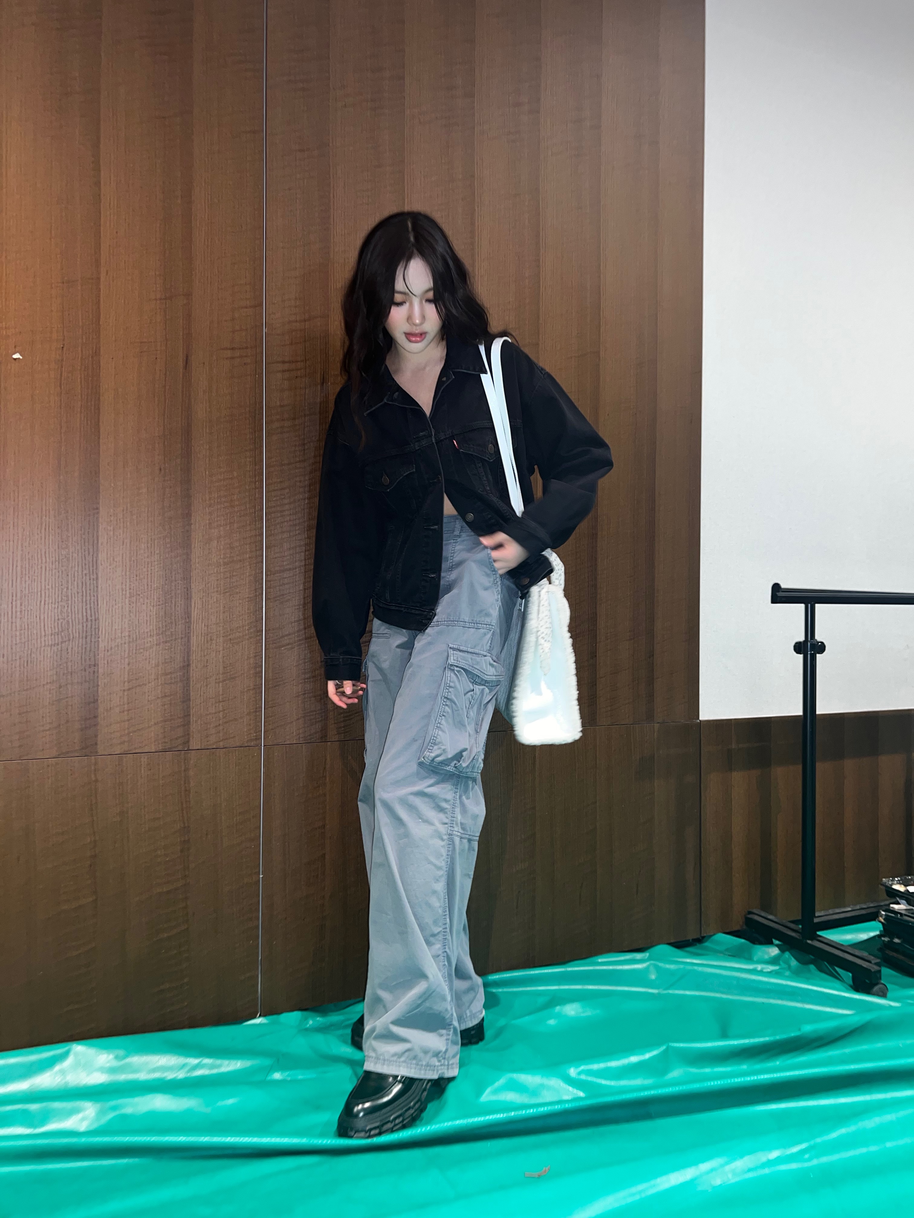 Telfar x UGG Medium Shopper Crinkle White, (W) Louis Vuitton LV Record Loafer Black 착용 스타일 - 5