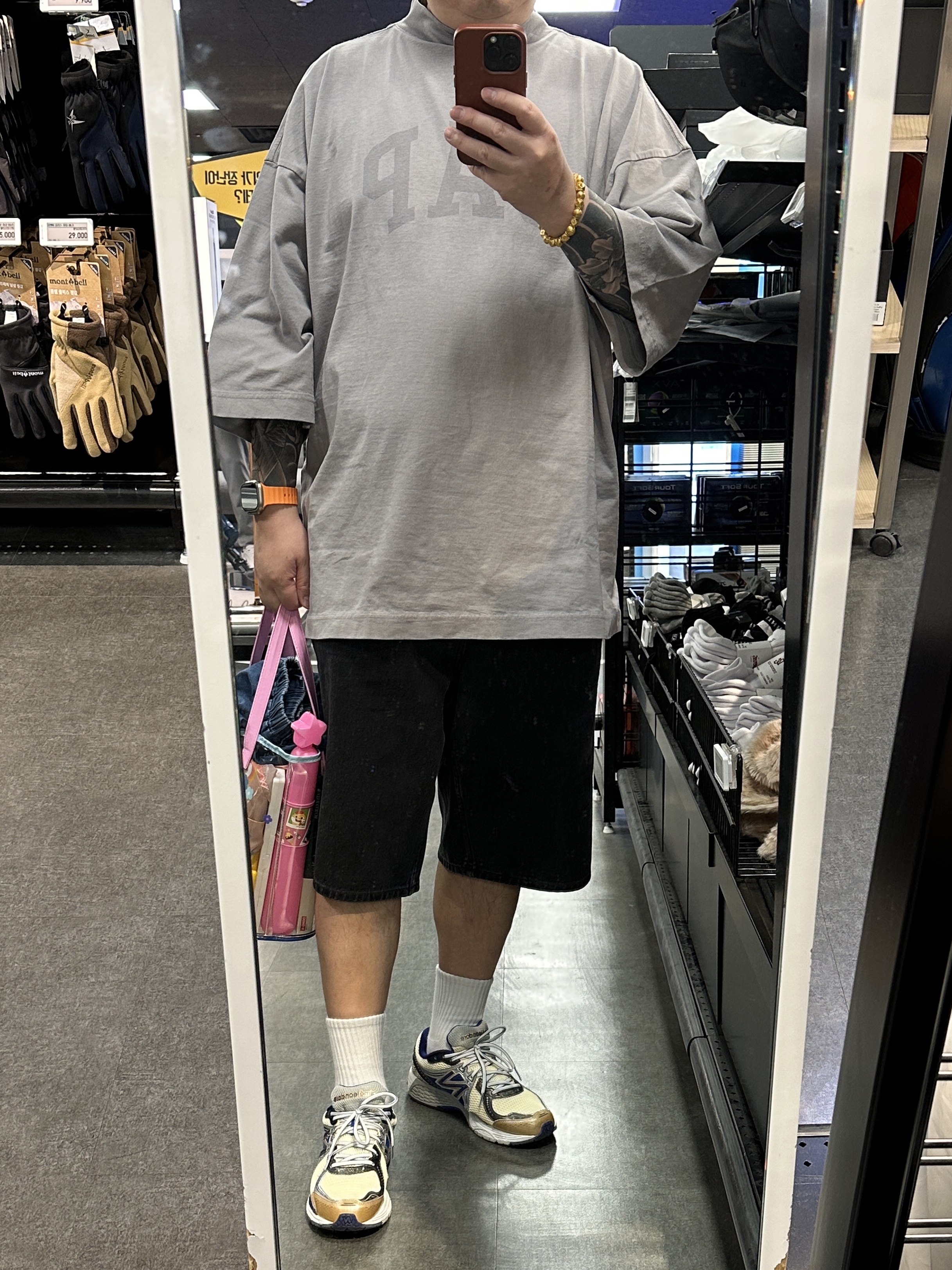Yeezy Gap Engineered By Balenciaga Dove 3/4 Sleeve T-Shirt Beige, New Balance x Aime Leon Dore 860v2 Blue 착용 스타일