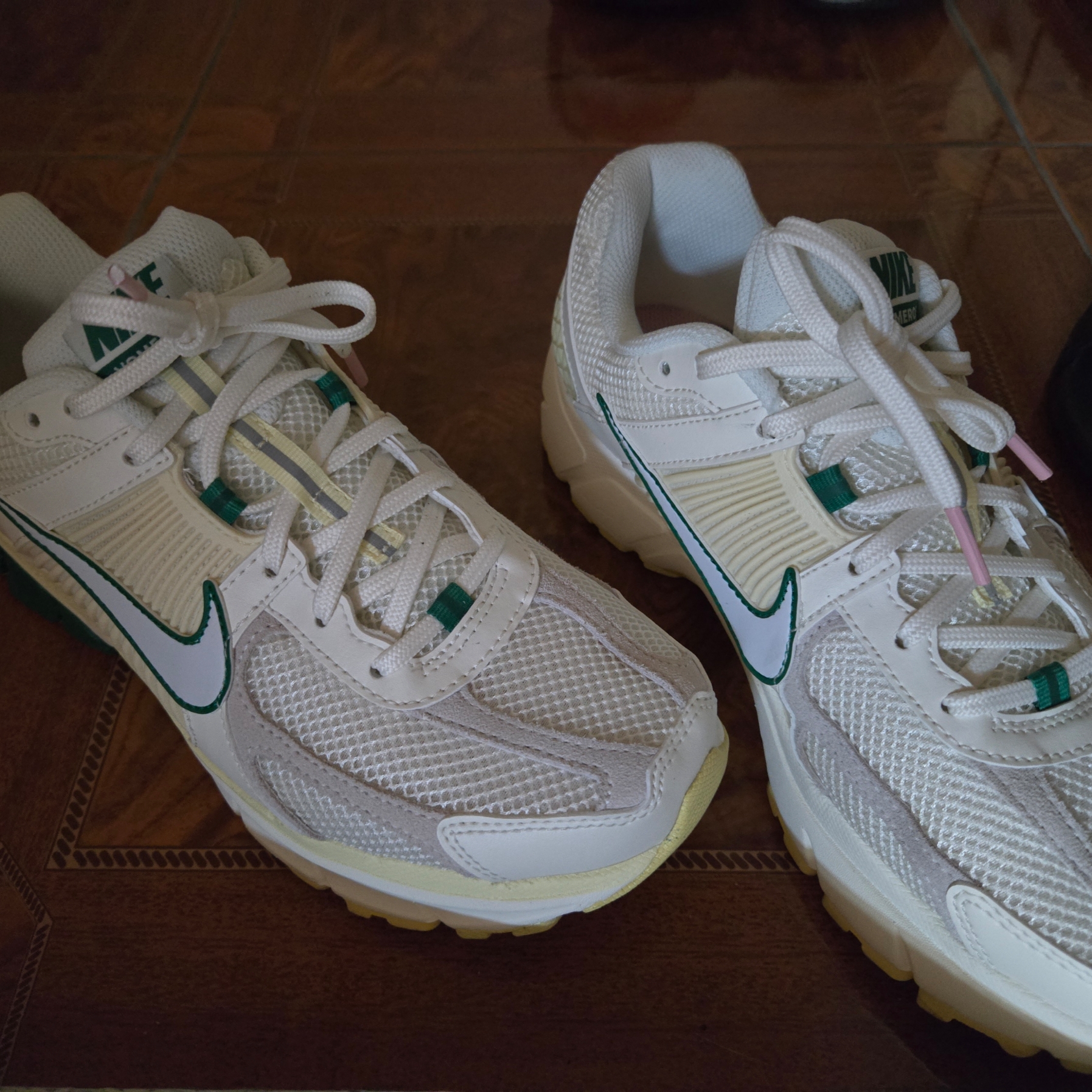 Nike Zoom Vomero 5 Sail Malachite Alabaster White 착용 스타일