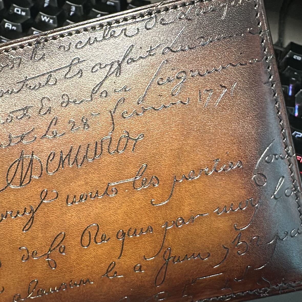 Berluti Makore Scritto Leather Wallet Cacao Intenso 착용 스타일