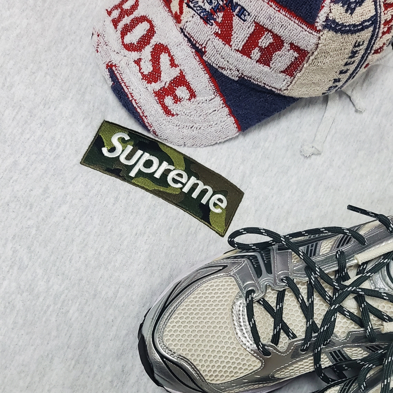 Supreme Box Logo Hooded Sweatshirt Ash Grey - 23FW, Supreme x Martine Rose Towel 6-Panel White - 24FW 착용 스타일