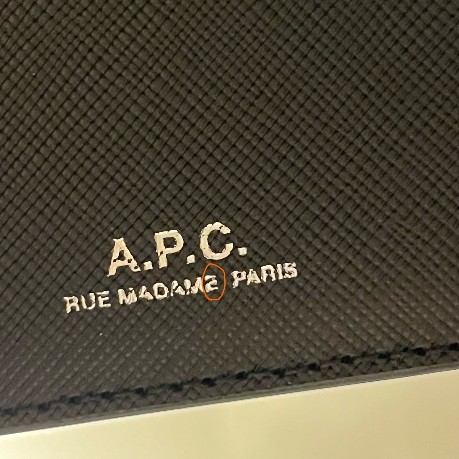 A.P.C. Andre Card Holder Black 착용 스타일 - 3