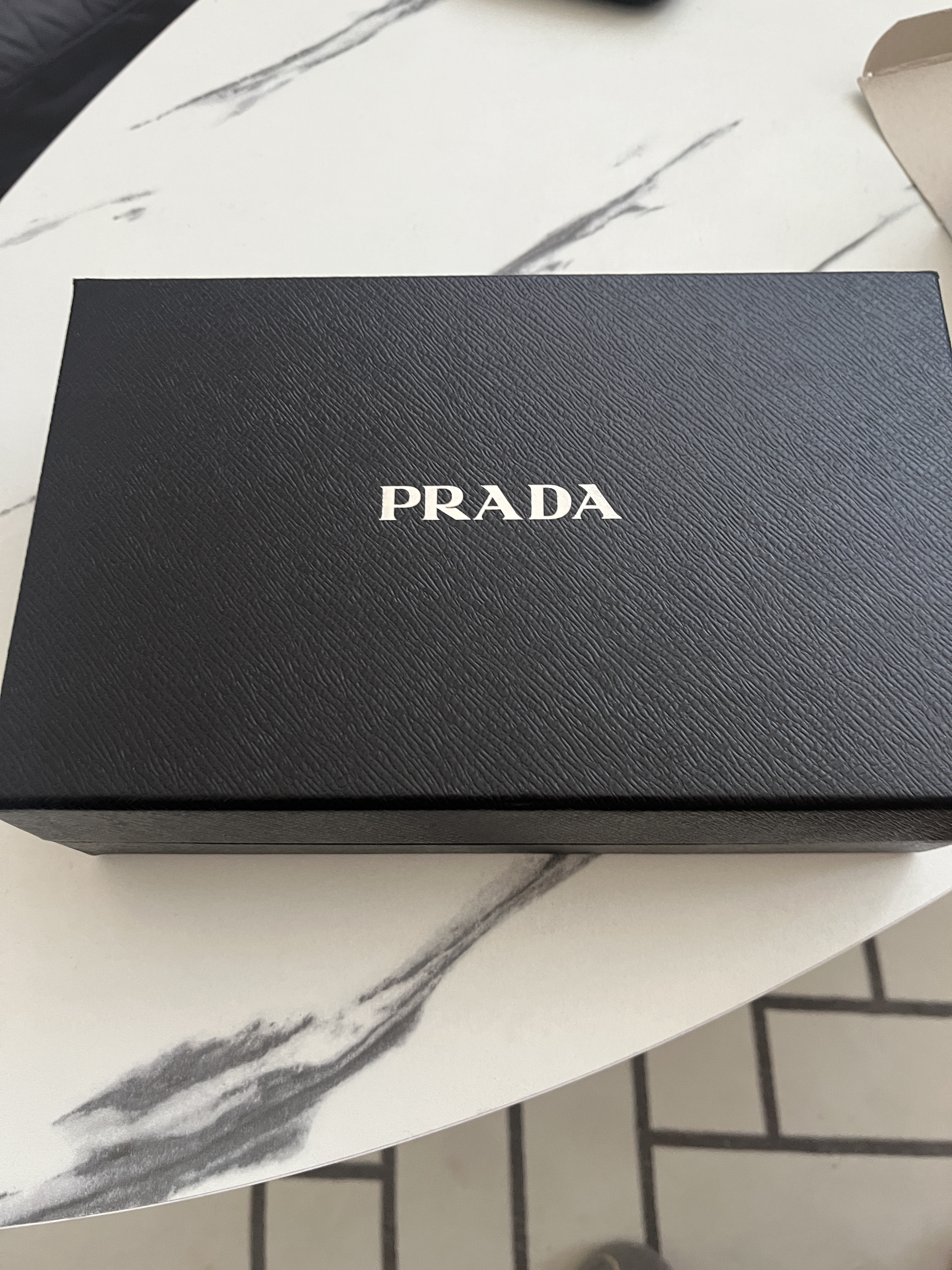 Prada Re-Nylon and Saffiano Leather Smartphone Case Black 착용 스타일 - 3