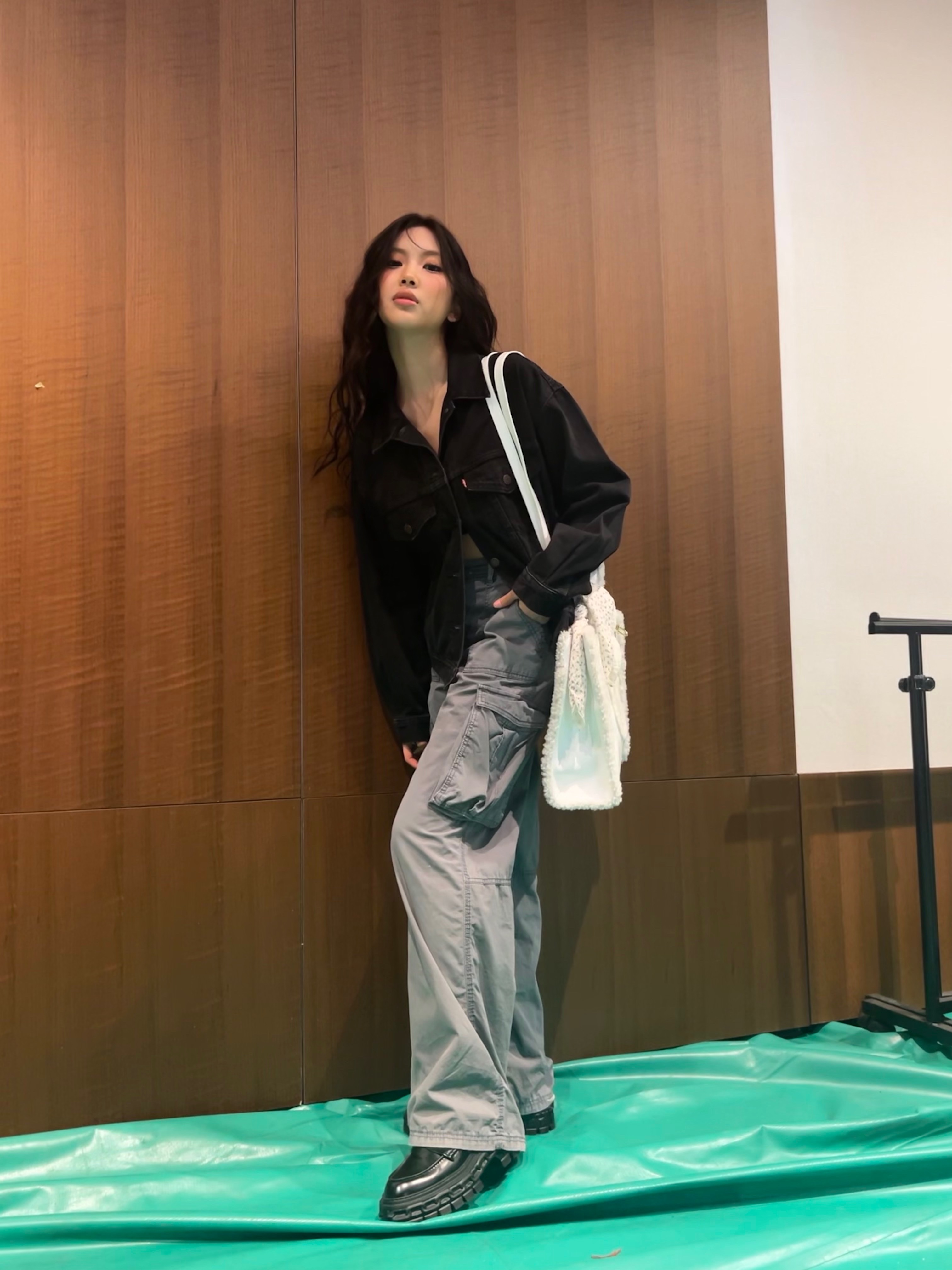 Telfar x UGG Medium Shopper Crinkle White, (W) Louis Vuitton LV Record Loafer Black 착용 스타일 - 4