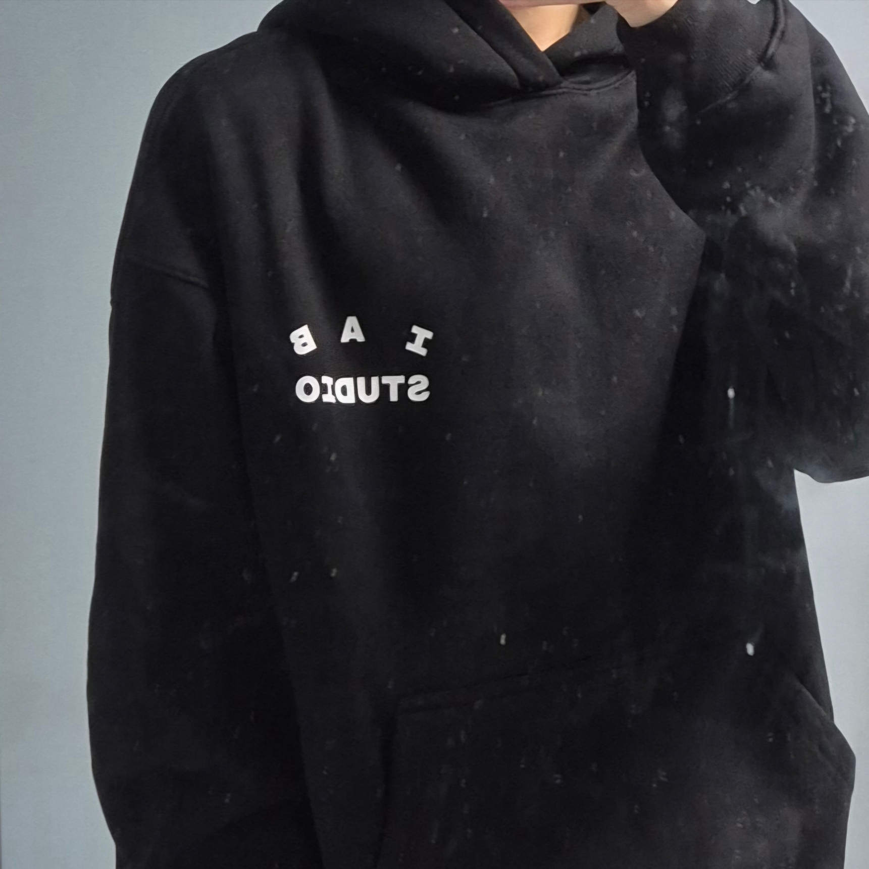 IAB Studio Hoodie Black 착용 스타일 - 4