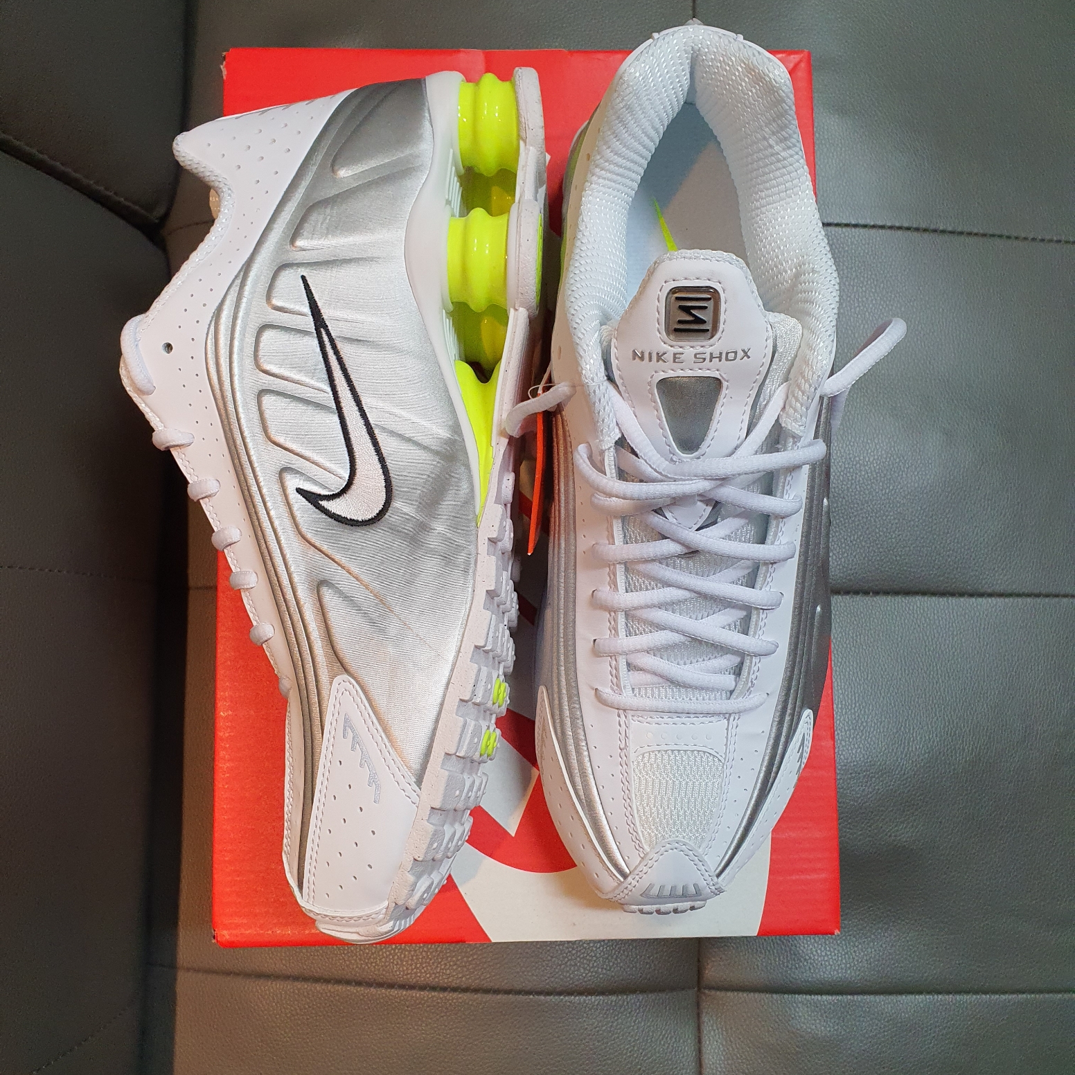 (W) Nike Shox R4 White Metallic Silver 착용 스타일