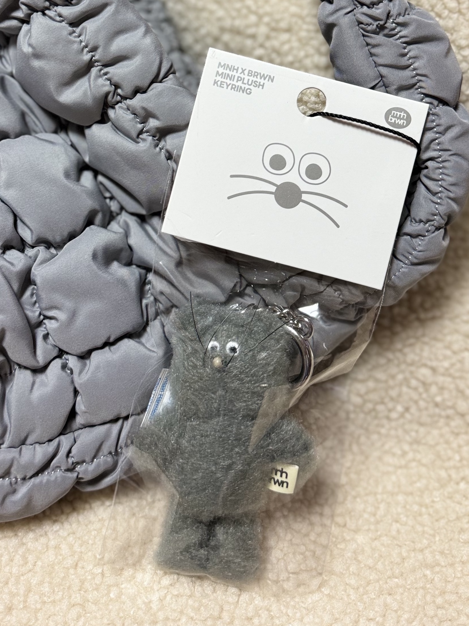 Monamhee Blay Mini Plush Keyring Black, COS Quilted Mini Bag Grey 착용 스타일 - 3