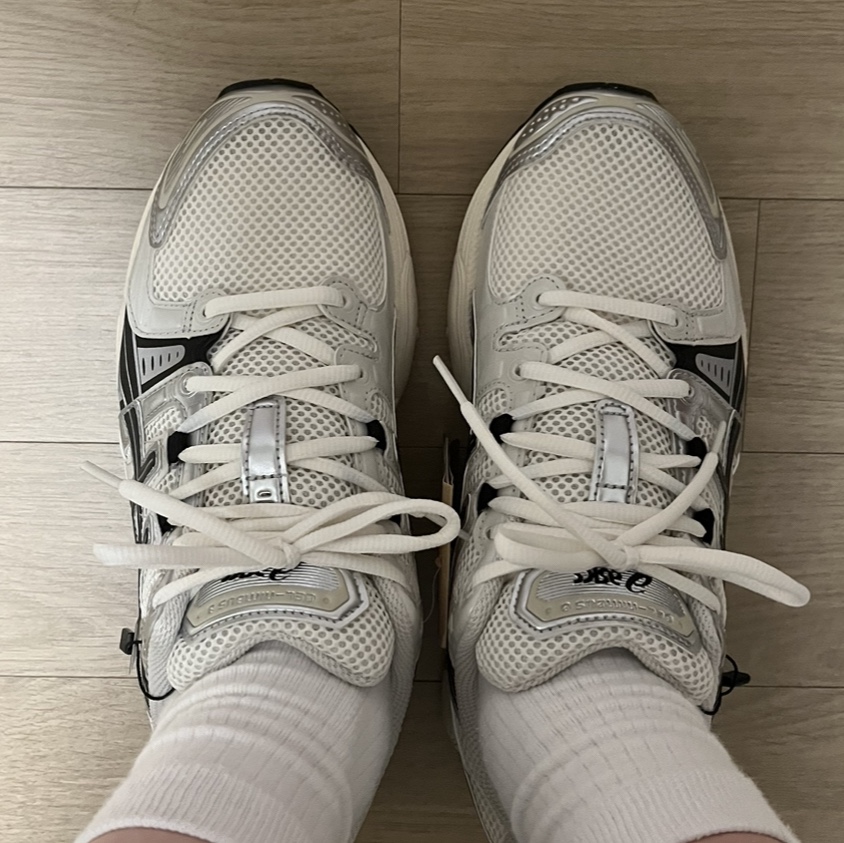 Asics Gel-Nimbus 9 Cream Black 착용 스타일