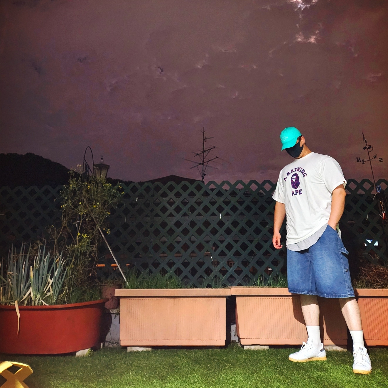 BAPE Color Camo College T-Shirt White Purple 착용 스타일 - 1