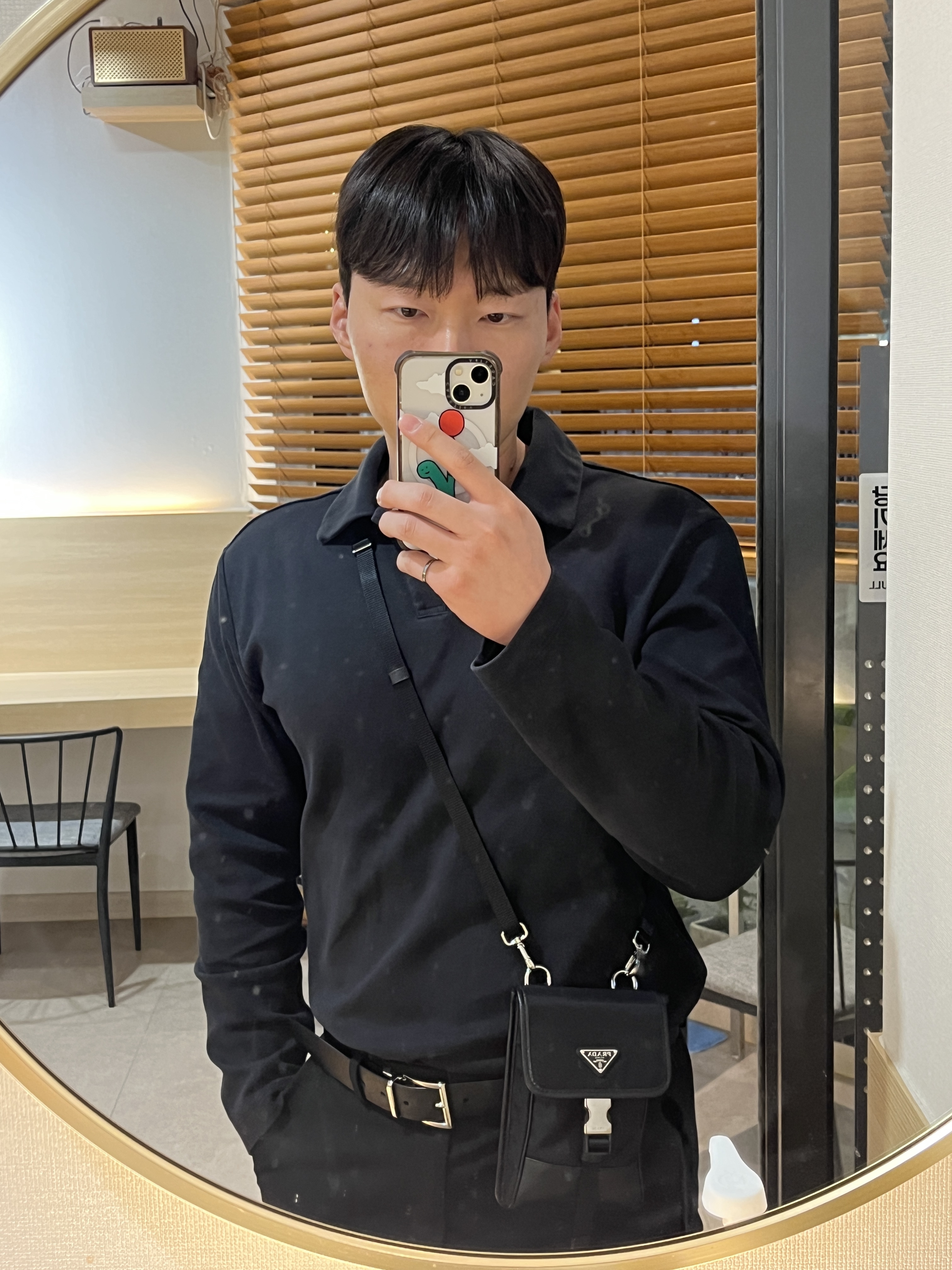 Prada Re-Nylon and Saffiano Leather Smartphone Case Black 착용 스타일 - 1
