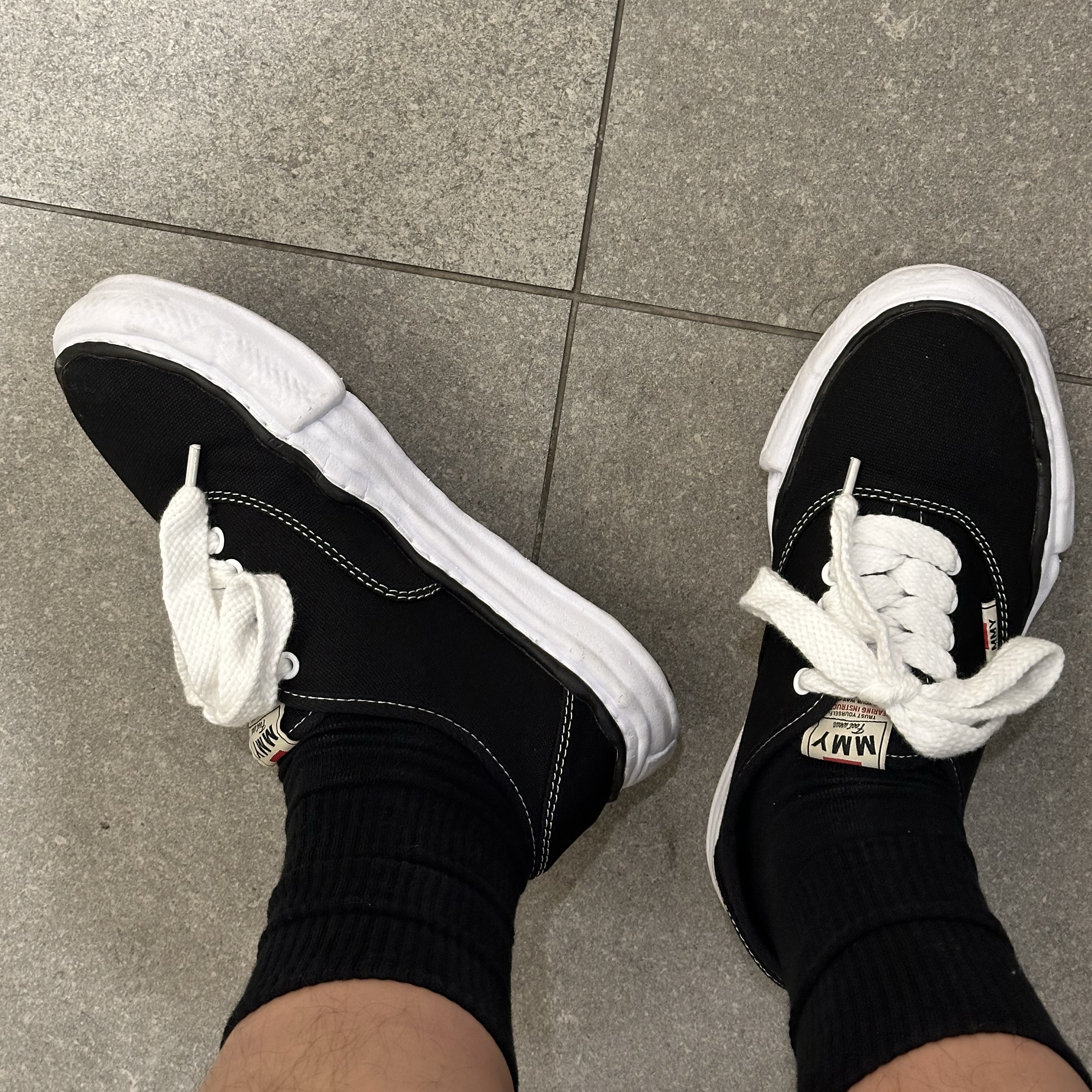 Maison Mihara Yasuhiro Baker OG Sole Canvas Low Cut Sneakers Black 착용 스타일 - 3
