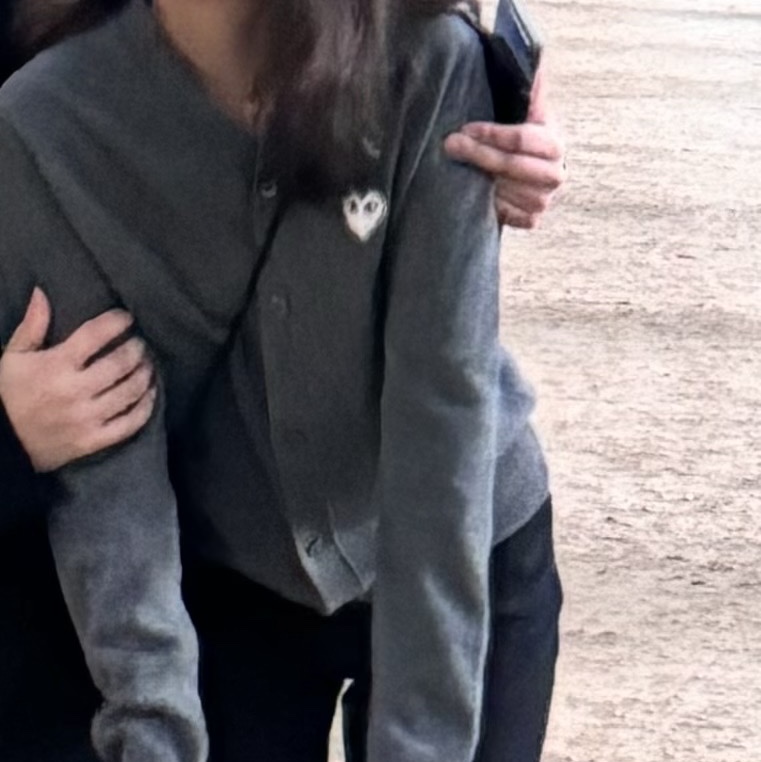 Play Comme des Garcons White Heart Knit Cardigan Medium Gray 착용 스타일