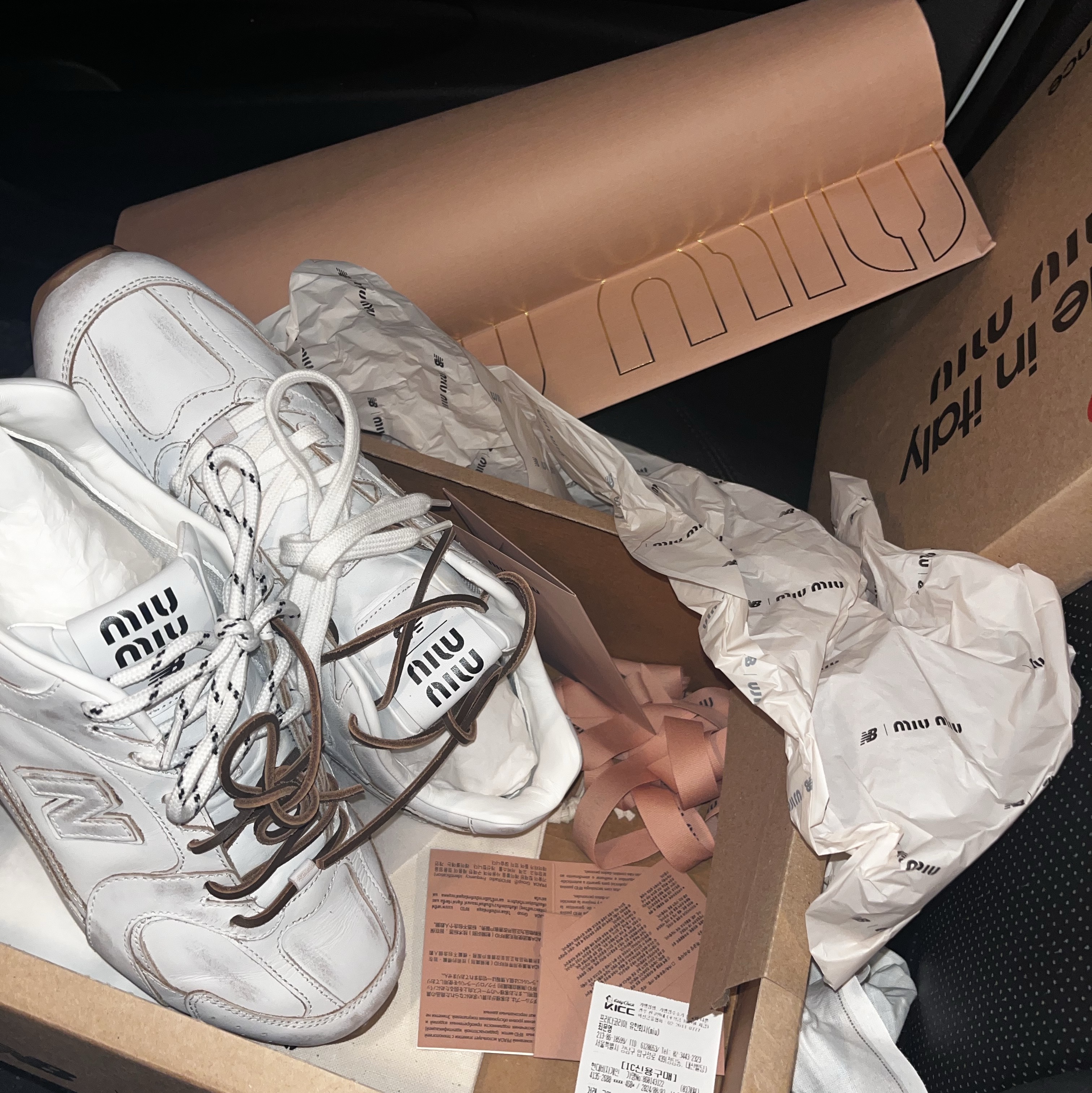 (W) New Balance x Miu Miu 530 SL Leather Sneakers White 착용 스타일 - 1