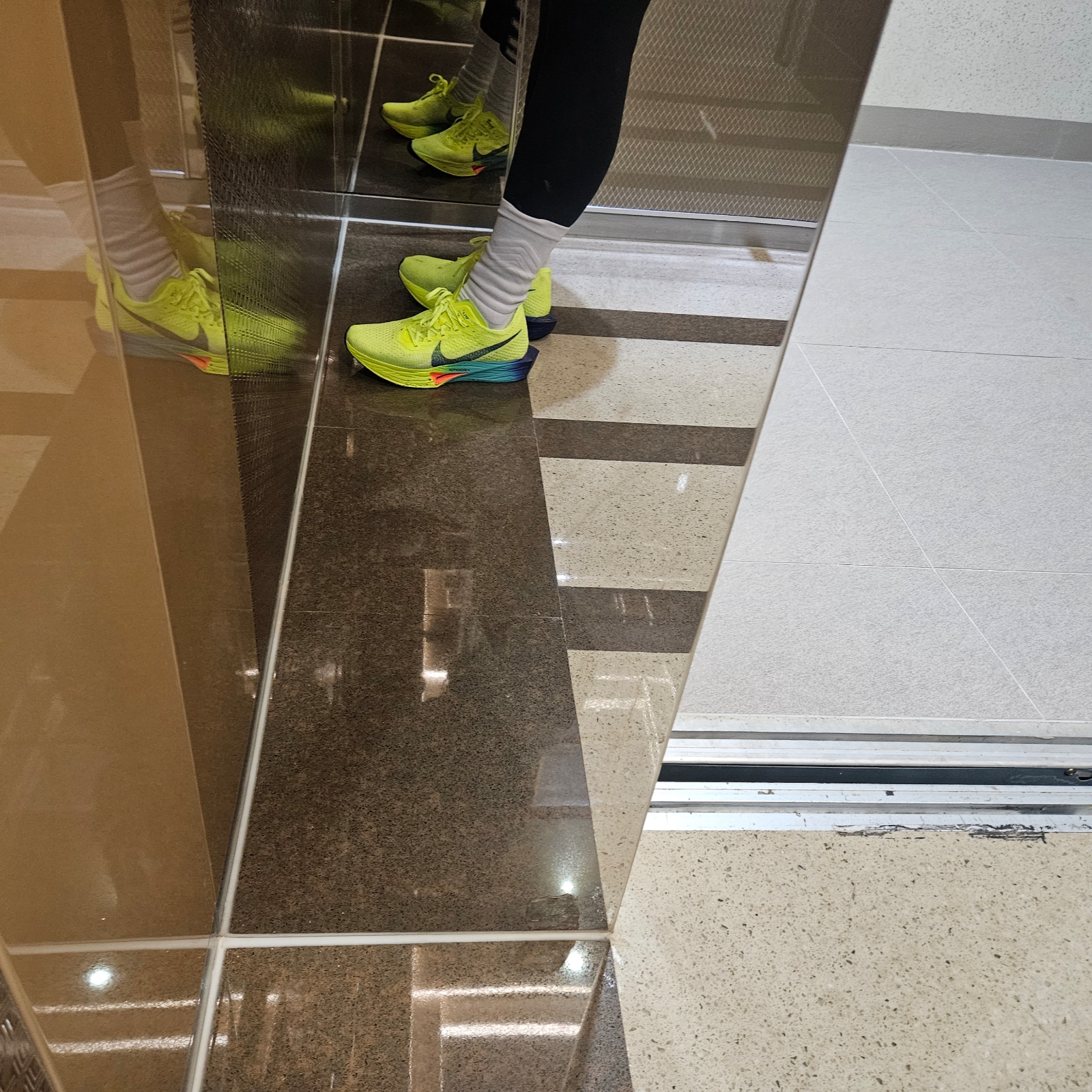 Nike ZoomX Vaporfly Next% 3 Volt Scream Green 착용 스타일