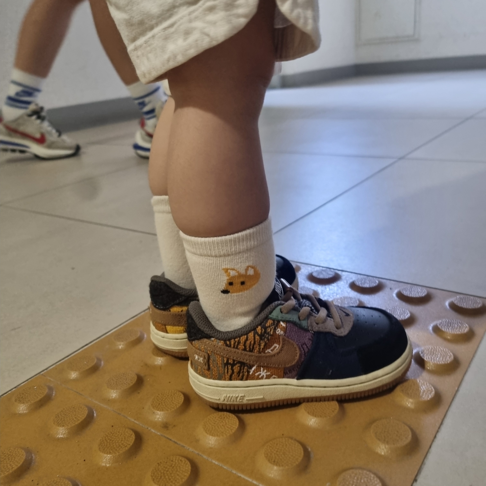 (Kids) Burberry Check Stretch Cotton Shirt Archive Beige, (TD) Nike x Travis Scott Air Force 1 Low Cactus Jack 착용 스타일 - 3