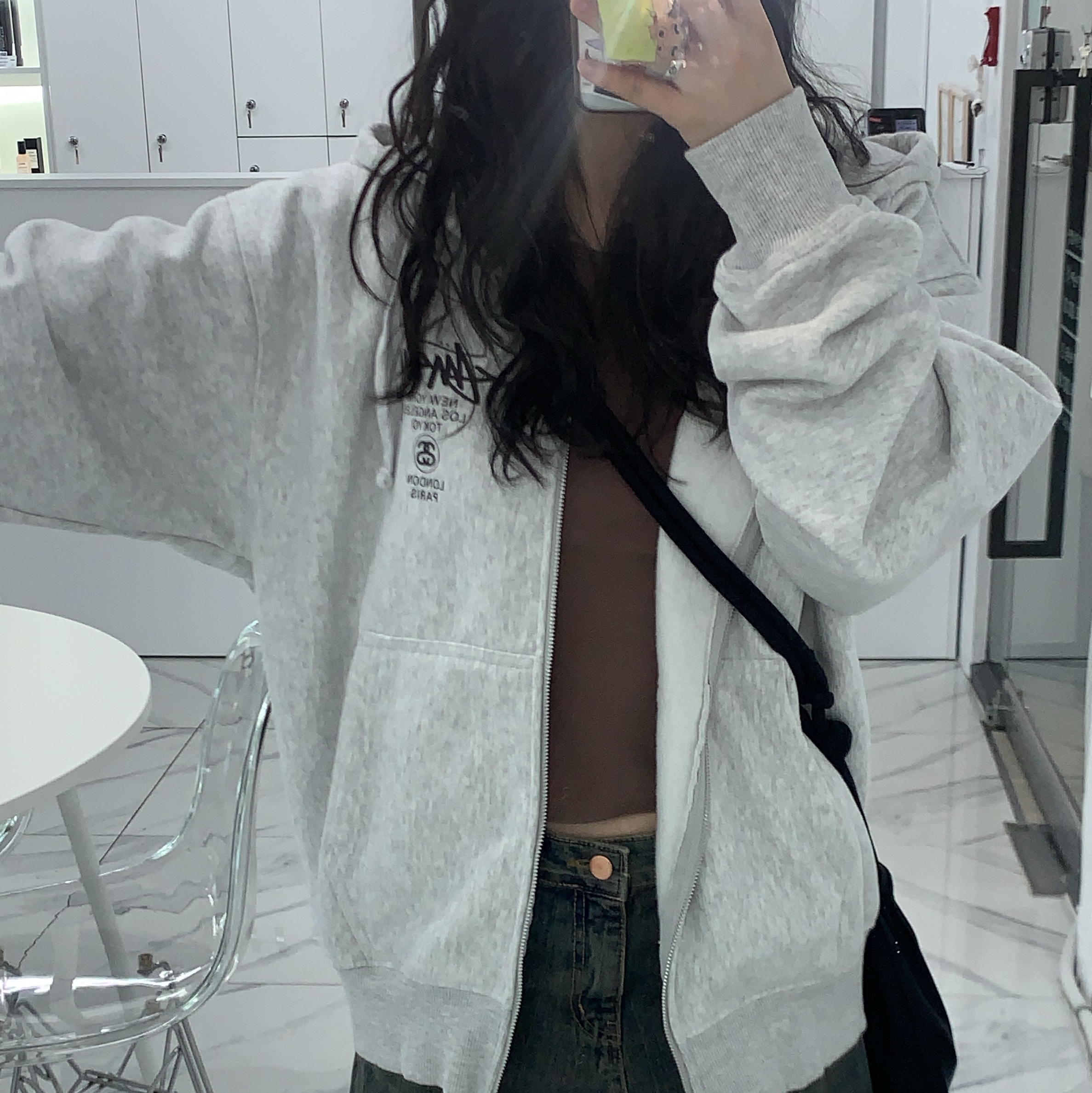 Stussy World Tour Zip Hoodie Ash Heather 2023 착용 스타일 - 2