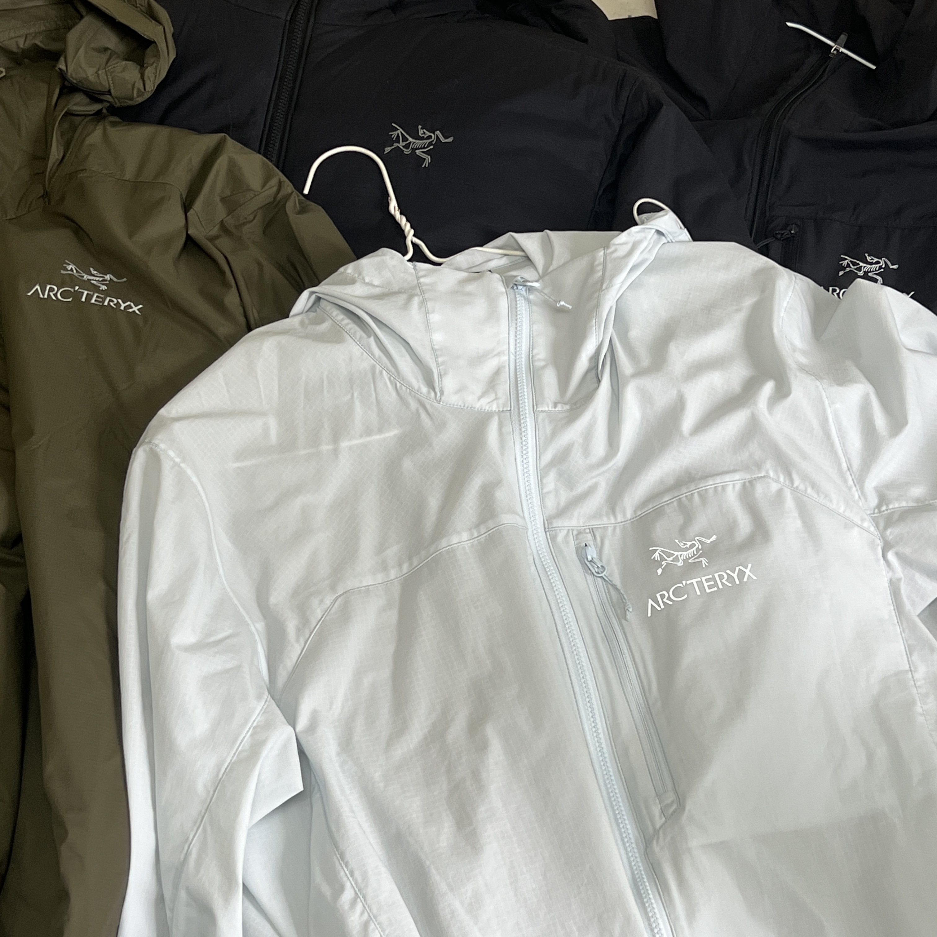 Arc'teryx Atom SL Hoody Tatsu, Arc'teryx Squamish Hoody Daybreak 착용 스타일
