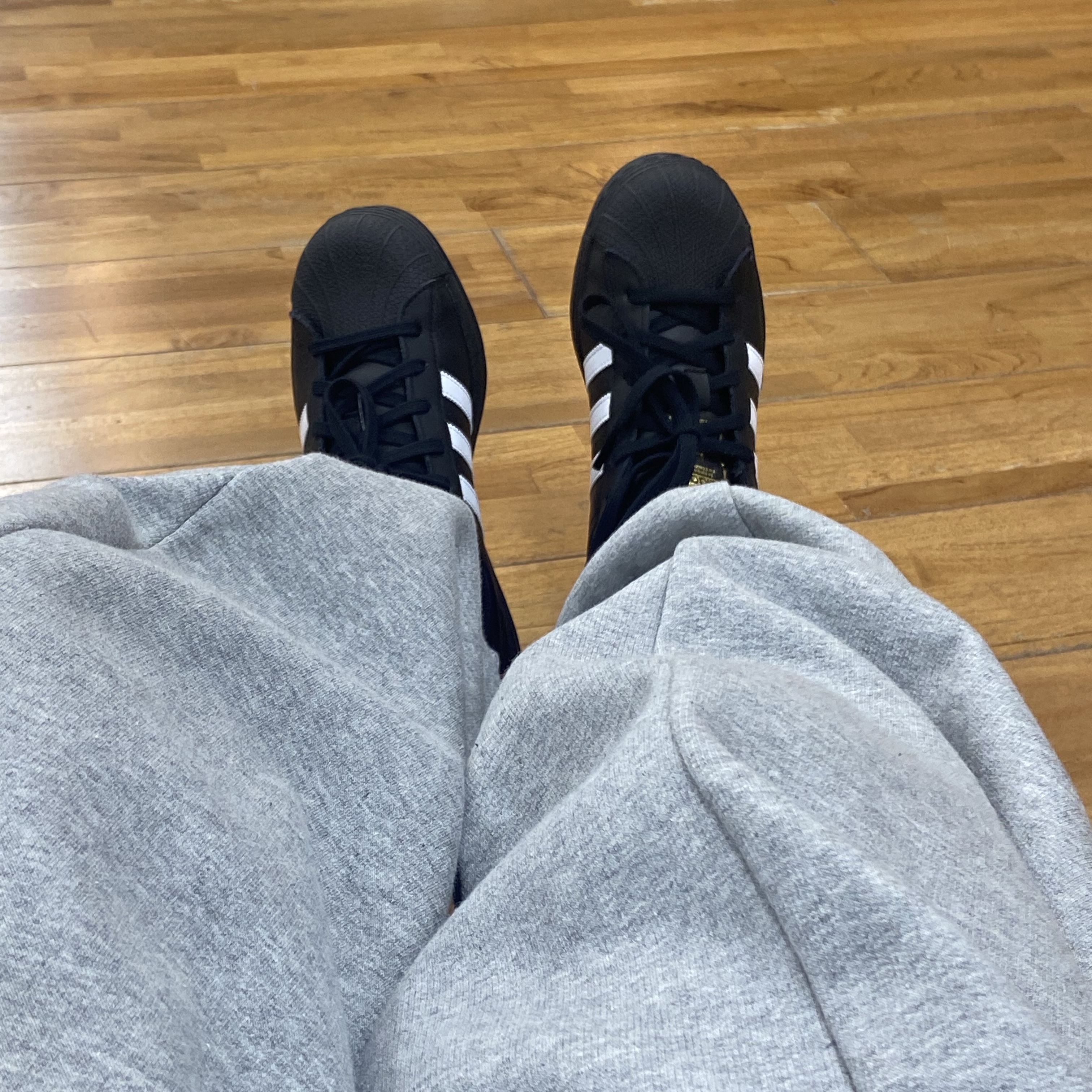 Adidas Superstar Core Black White 착용 스타일