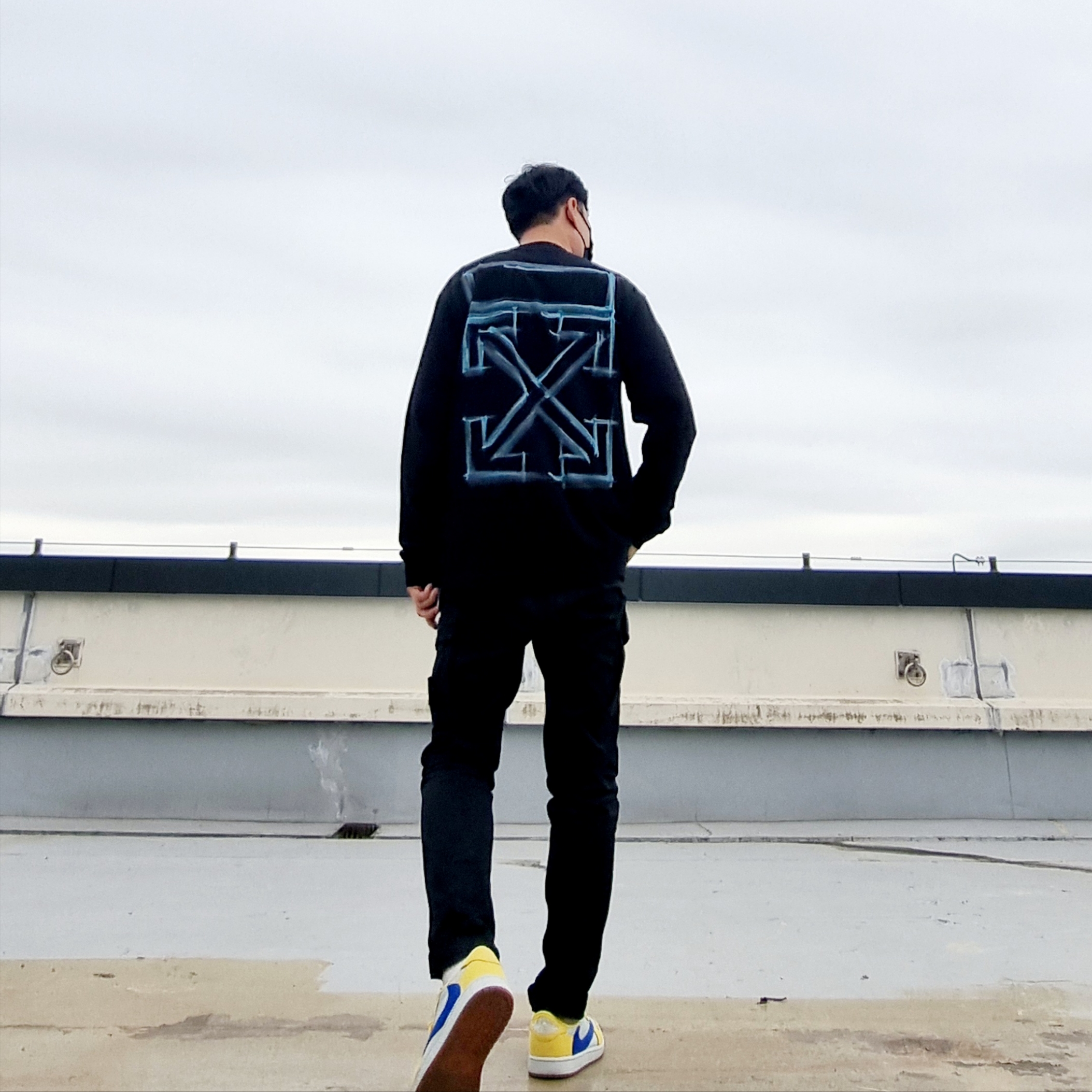 (W) Jordan 1 x Travis Scott Retro Low OG SP Canary, Off-White Marker Arrow Skate L/S T-Shirt Black 착용 스타일 - 2