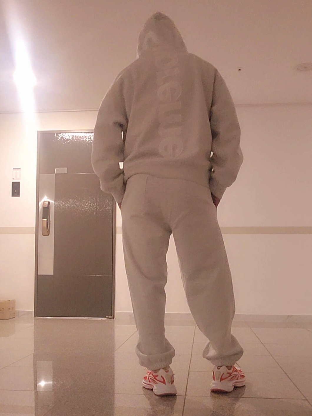 Supreme Satin Applique Hooded Sweatshirt Ash Grey - 23FW, Supreme Satin Applique Sweatpants Ash Grey - 23FW 착용 스타일 - 1