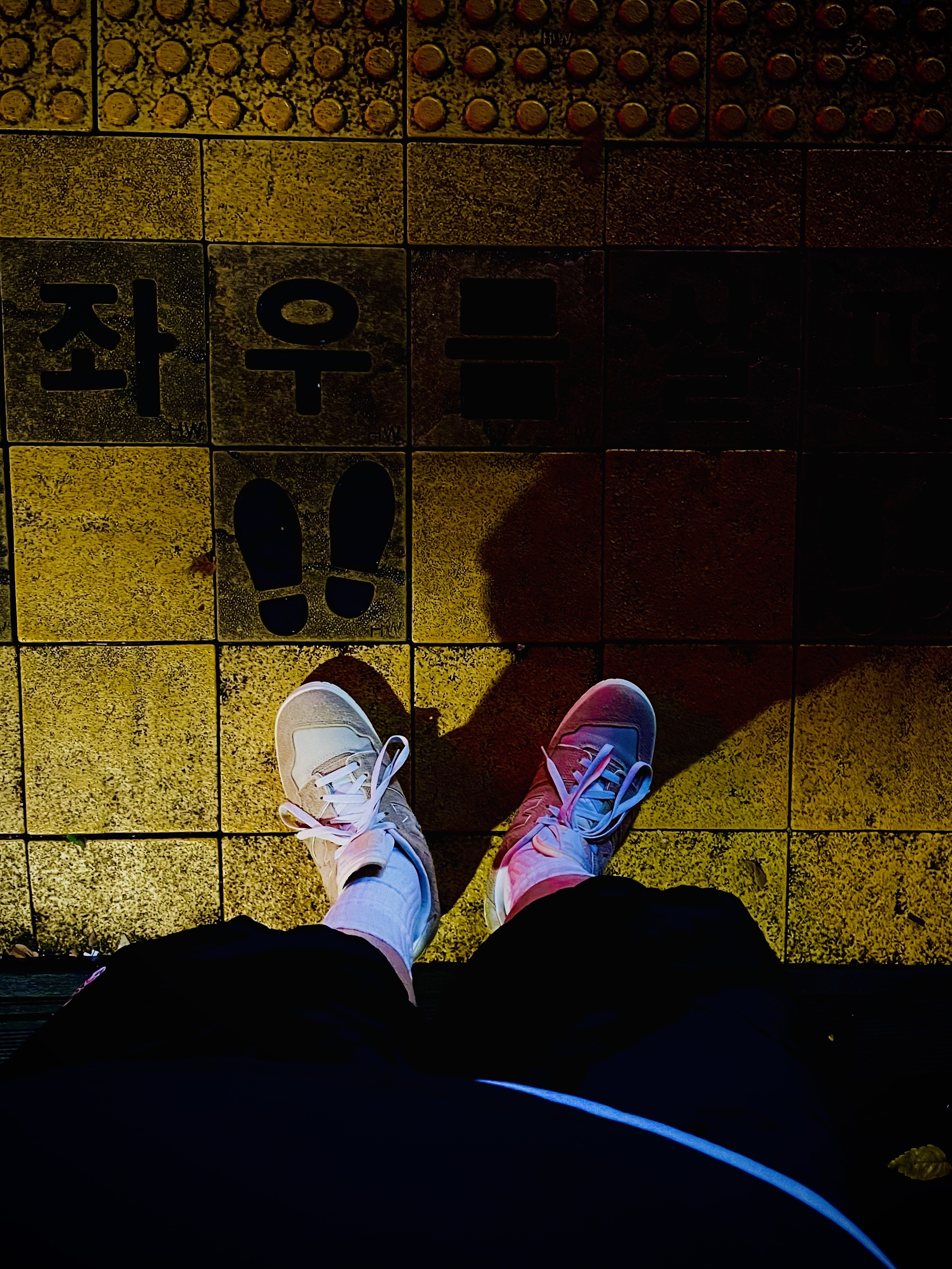 Apple AirPods Max Lightning Space Gray (Korean Ver.), New Balance x Aime Leon Dore 550 Warm Sand 착용 스타일 - 2