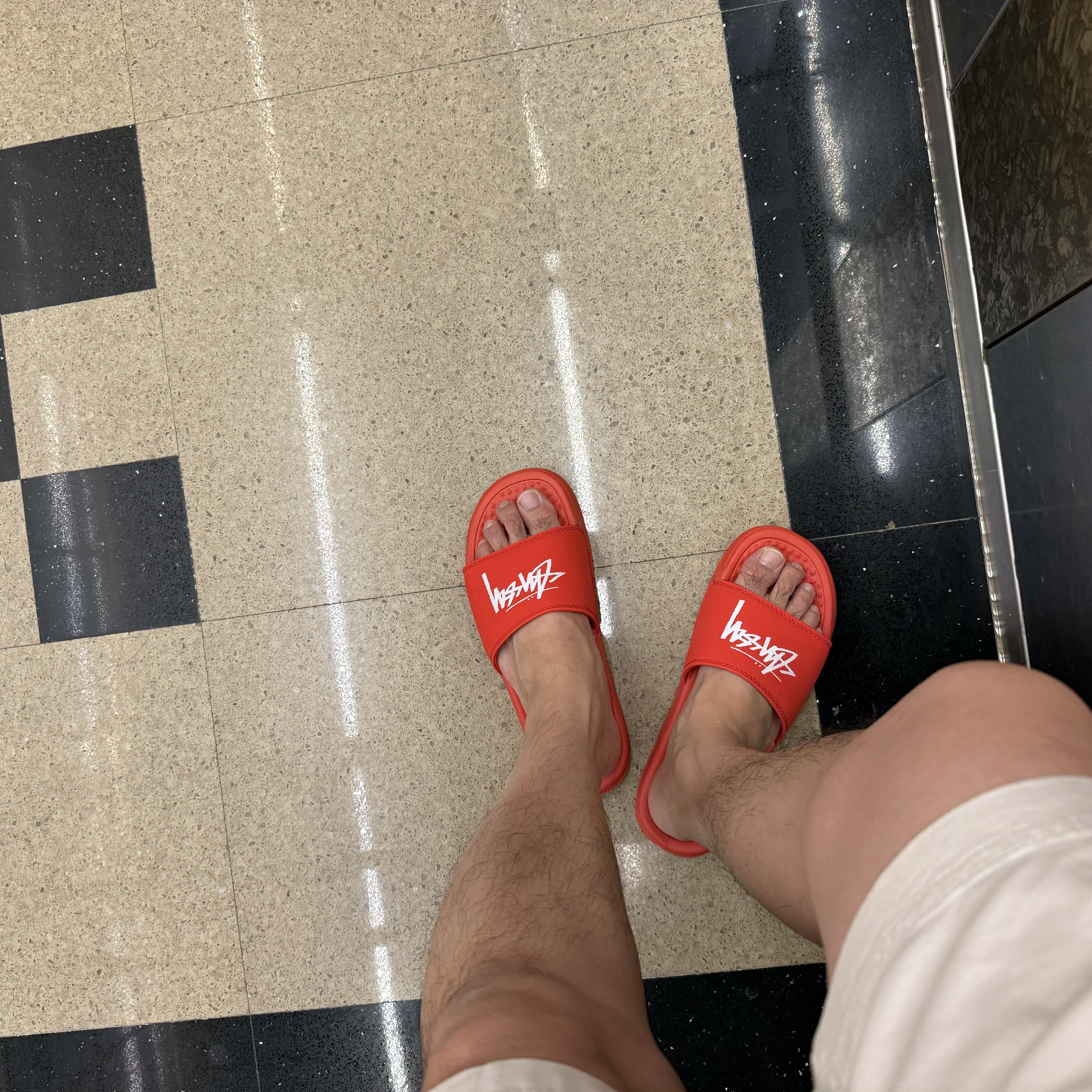 Nike x Stussy Benassi Slide Habanero Red 착용 스타일
